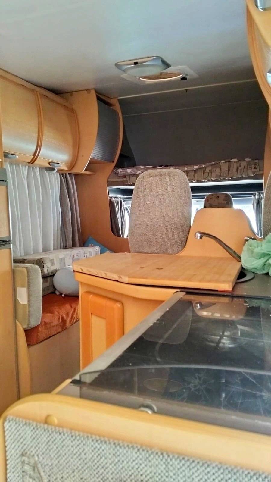Dinette Ford Ford - Yescapa