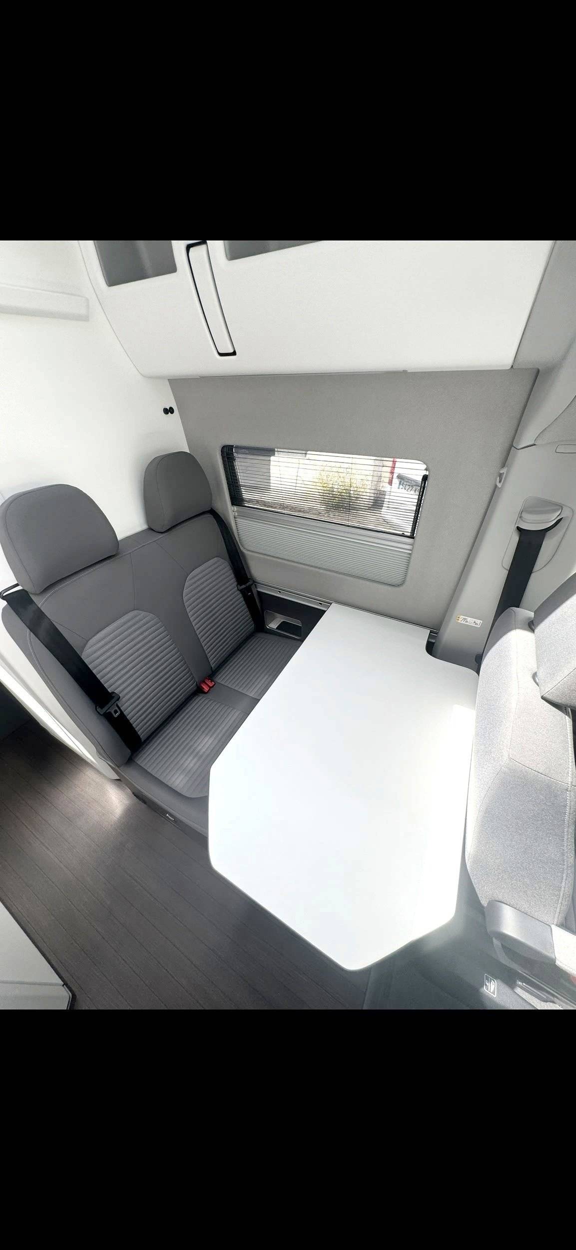 Área de jantar Volkswagen Gran California - Yescapa