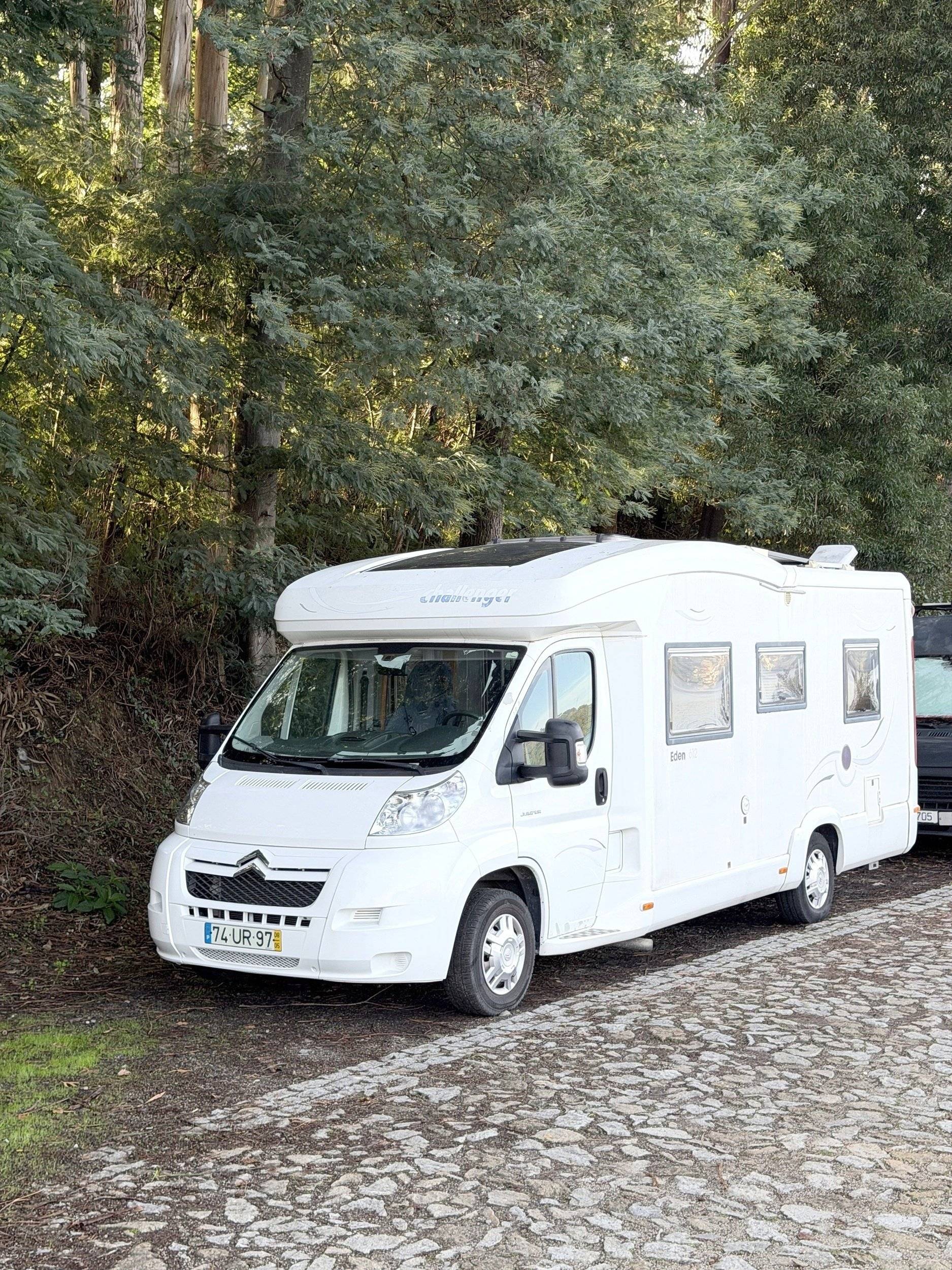 Vista frontale a ¾ Citroën Jumper 2,2 l 130 ch - Yescapa