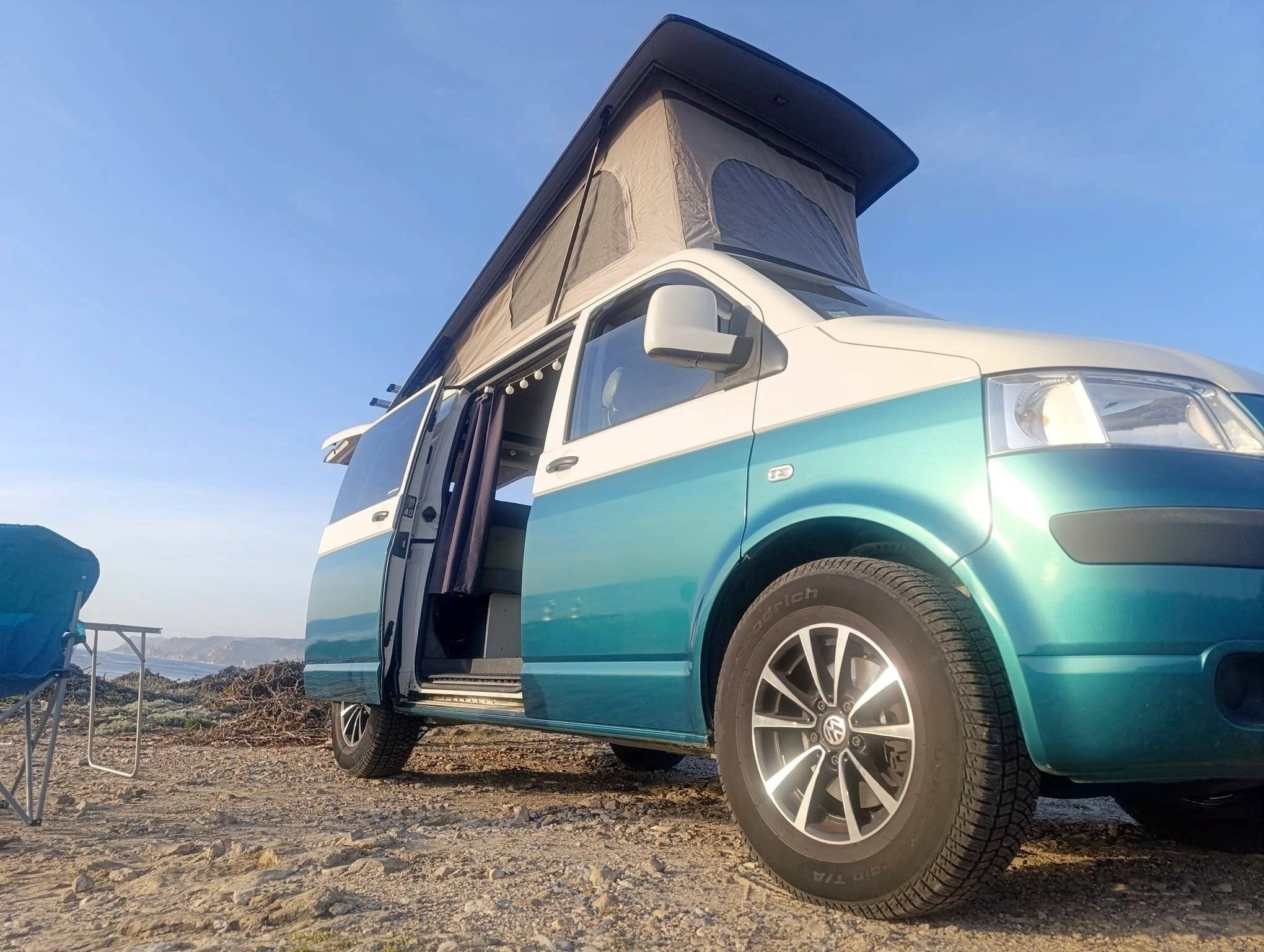 Vue avant de 3/4 Volkswagen T5 California - Yescapa