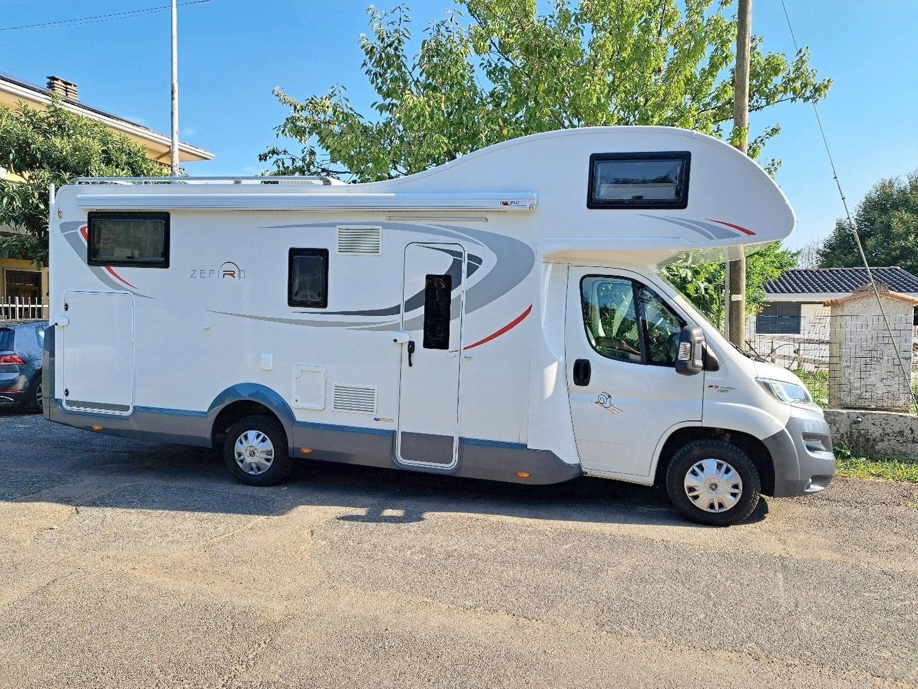 Vista del vehículo ángulo delantero Fiat Fiat Ducato - Yescapa