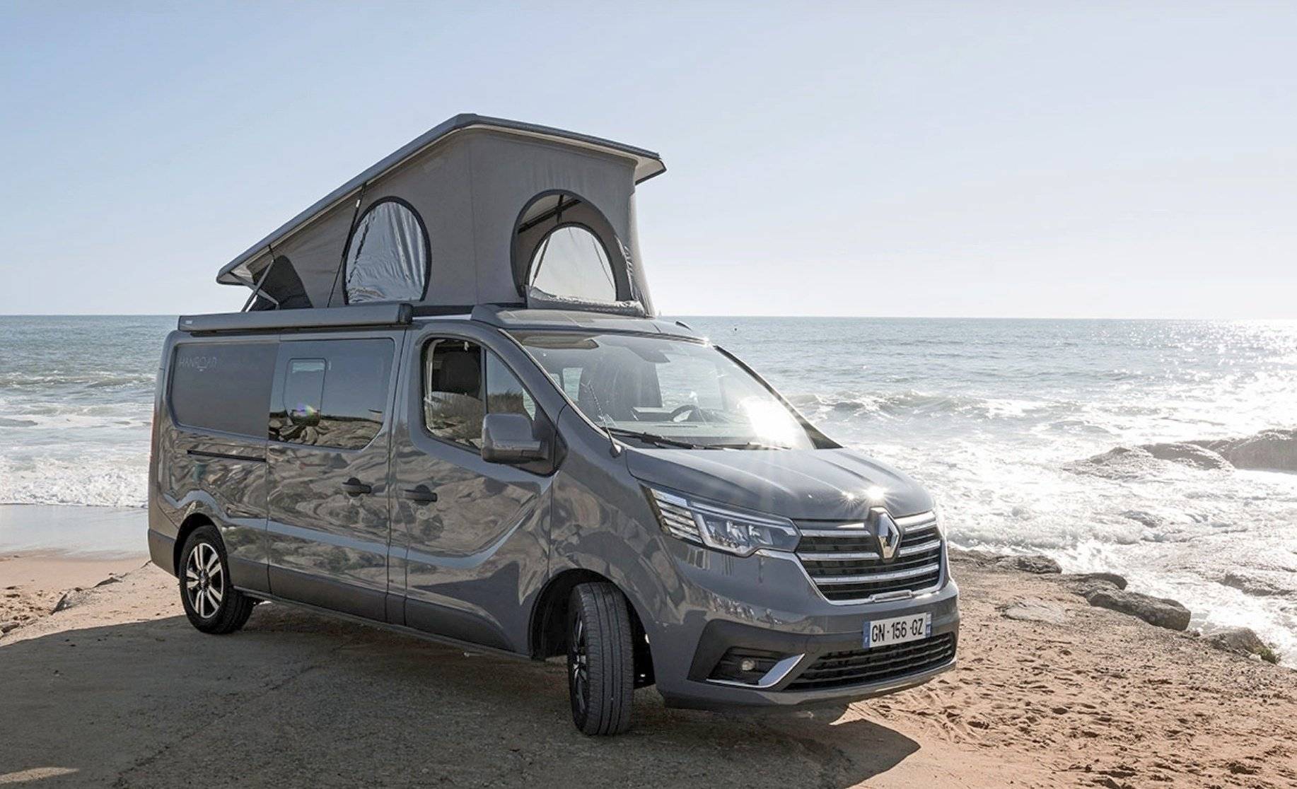 Vue avant de 3/4 Renault Renault Trafic - Yescapa