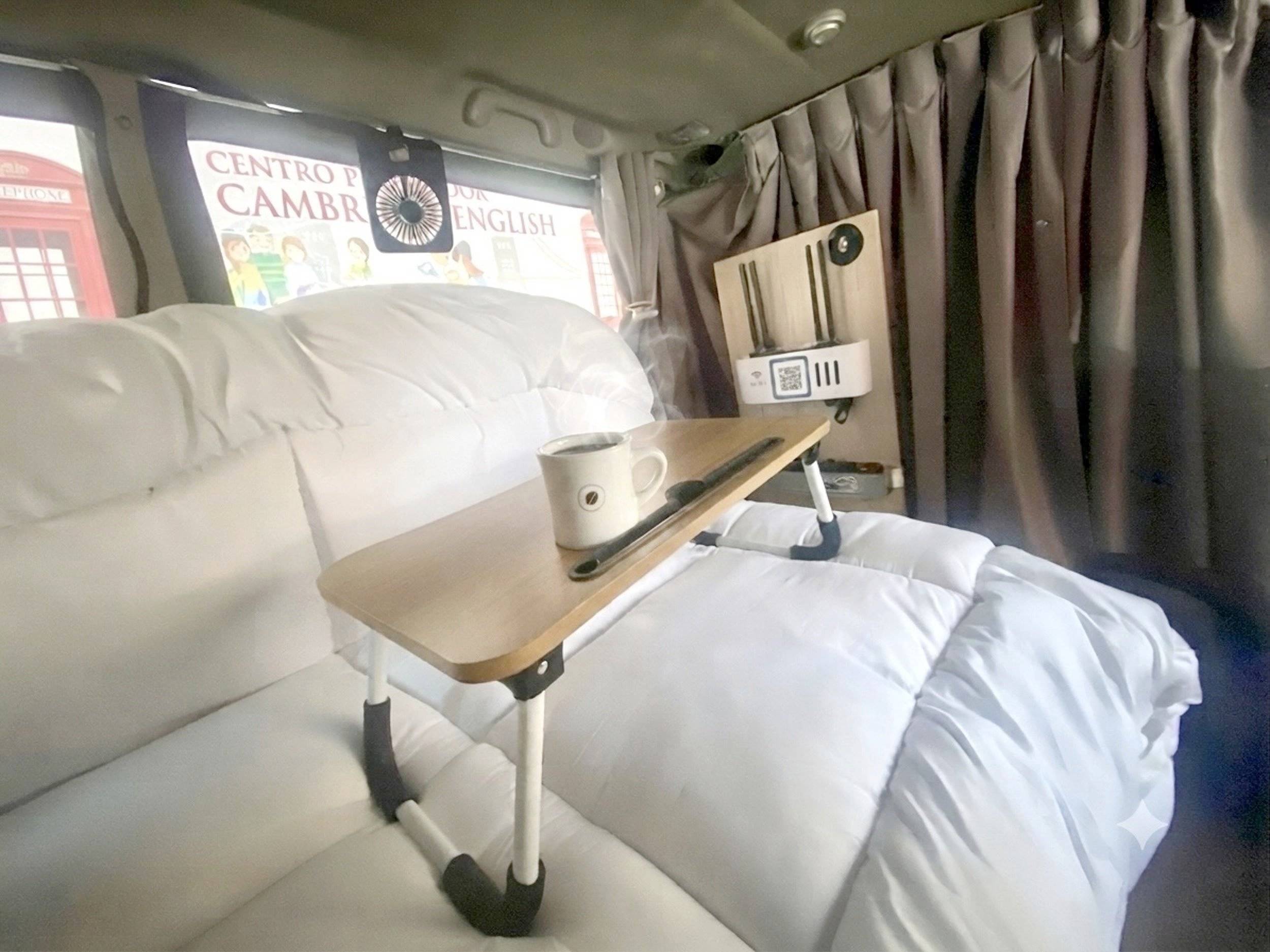Dining Area Opel Vivaro - Yescapa