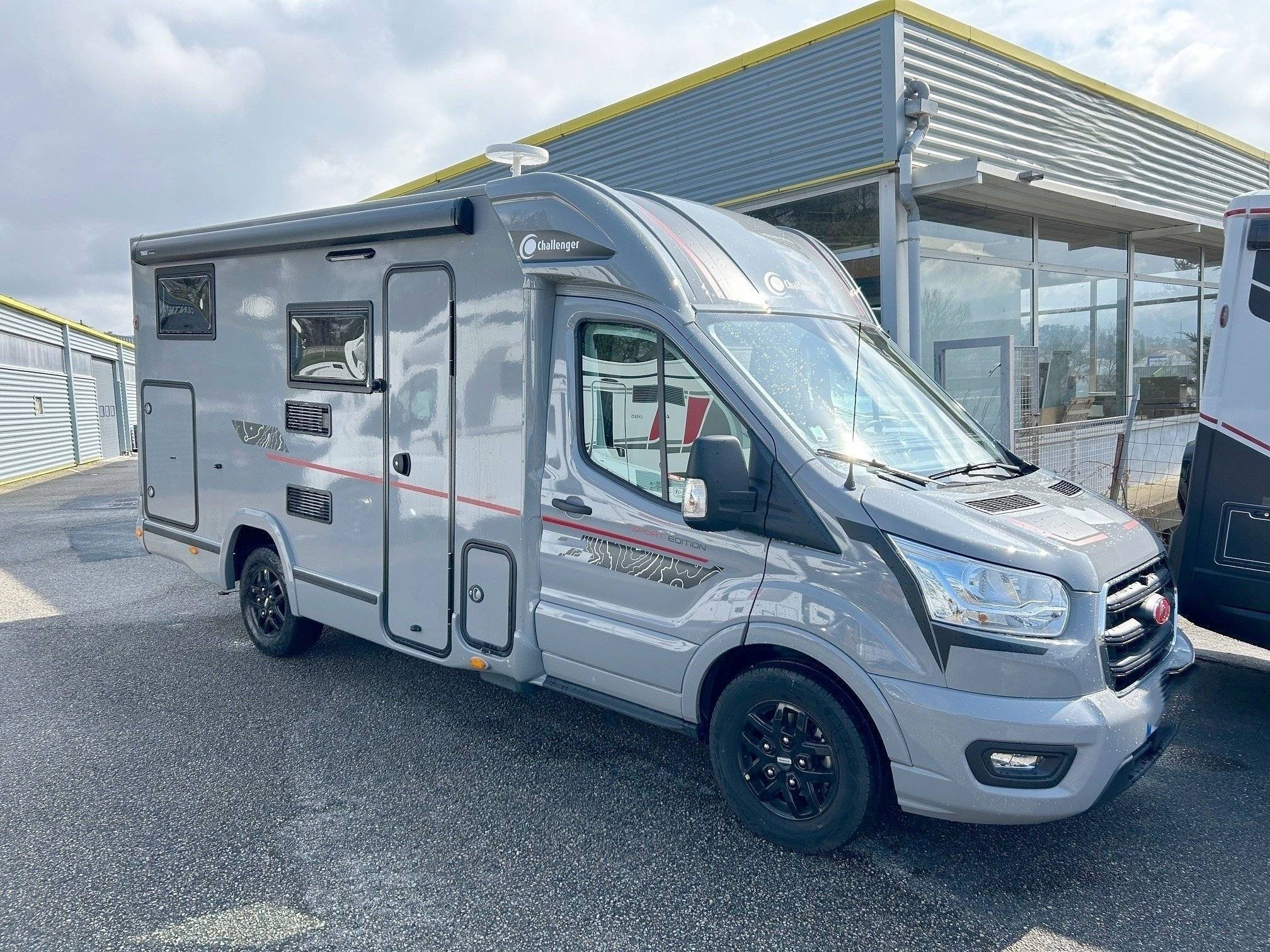 Front view from 3/4 Ford Transit 2,0 l 170 ch - Yescapa