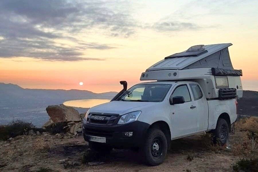 Vista del vehículo ángulo delantero Isuzu Dmax 2,5 TD Space Satellite - Yescapa