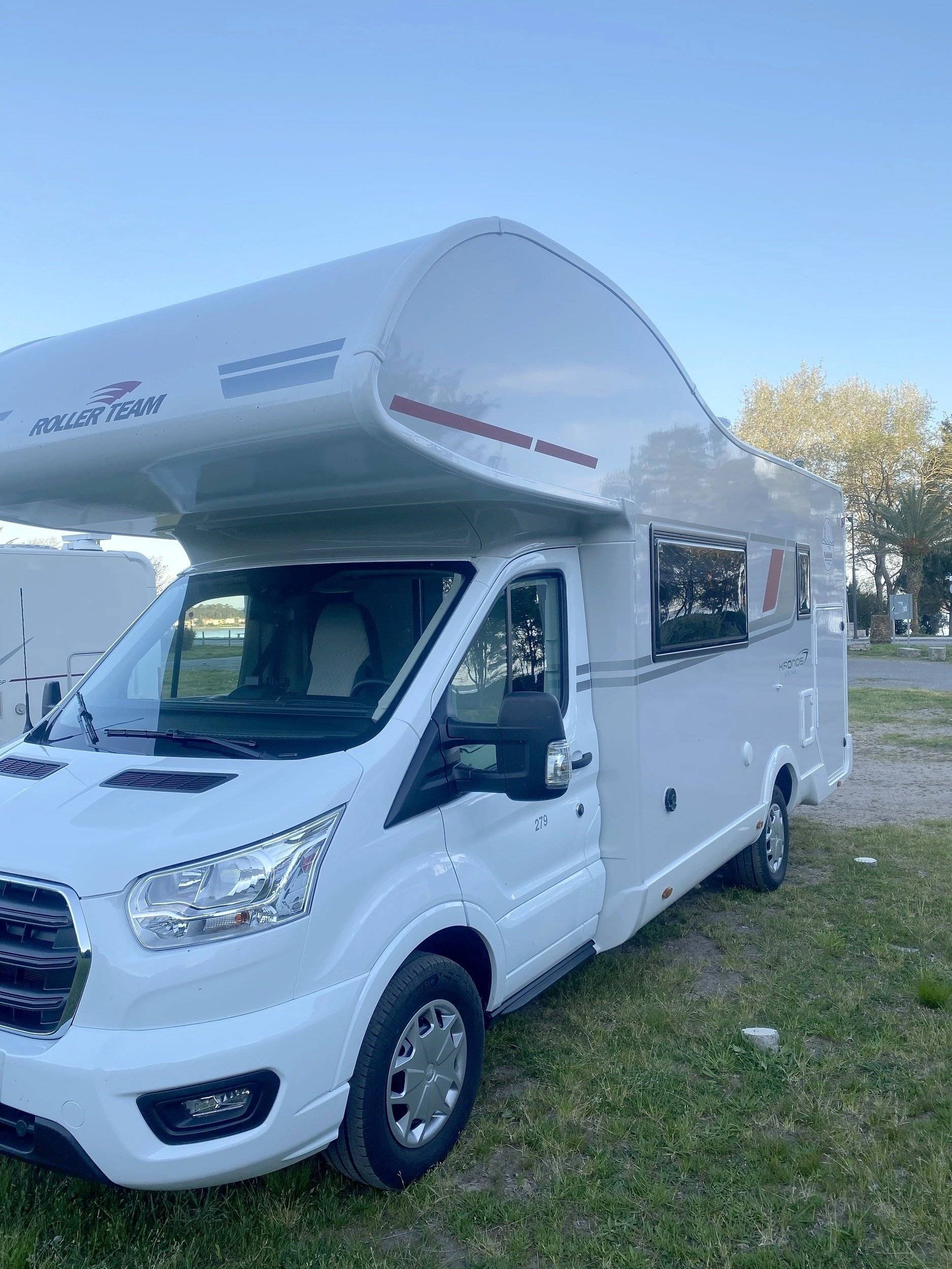 schräge Vorderansicht Ford Transit 2,0 l 155 cv - Yescapa