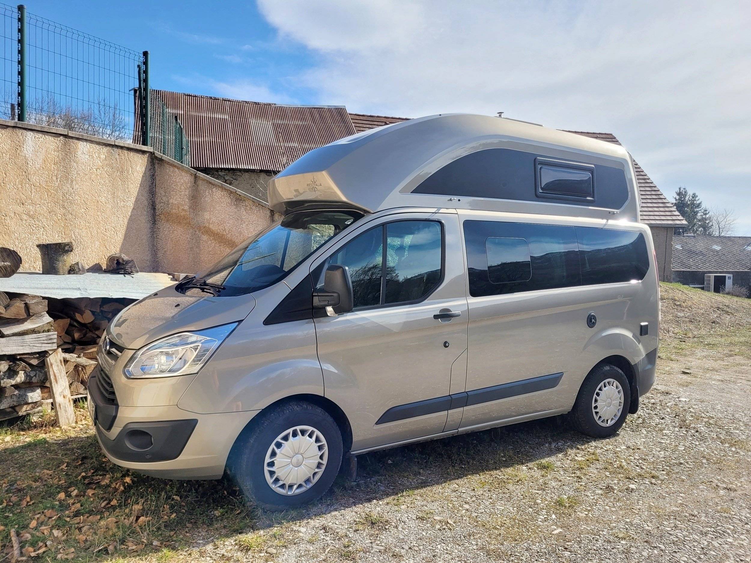 Vue avant de 3/4 Ford FORD TRANSIT - Yescapa