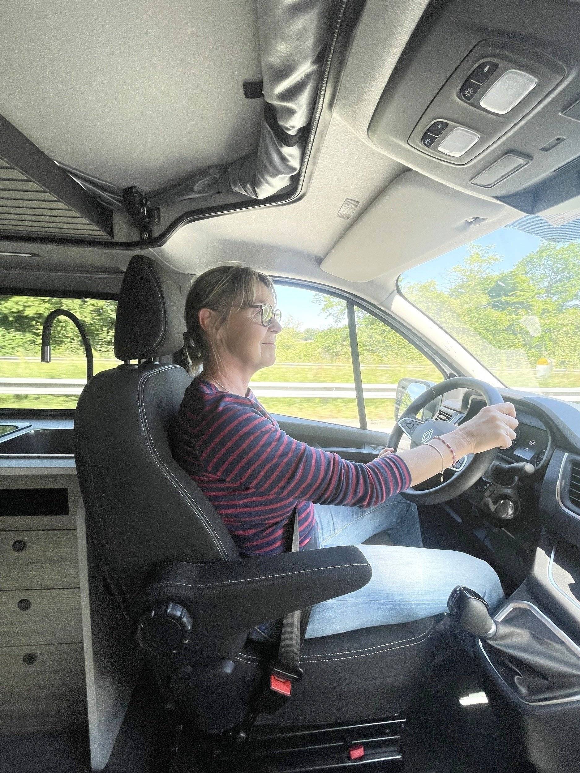 Poste de conduite Renault Trafic3 L2H1 1,6 l 140 ch - Yescapa