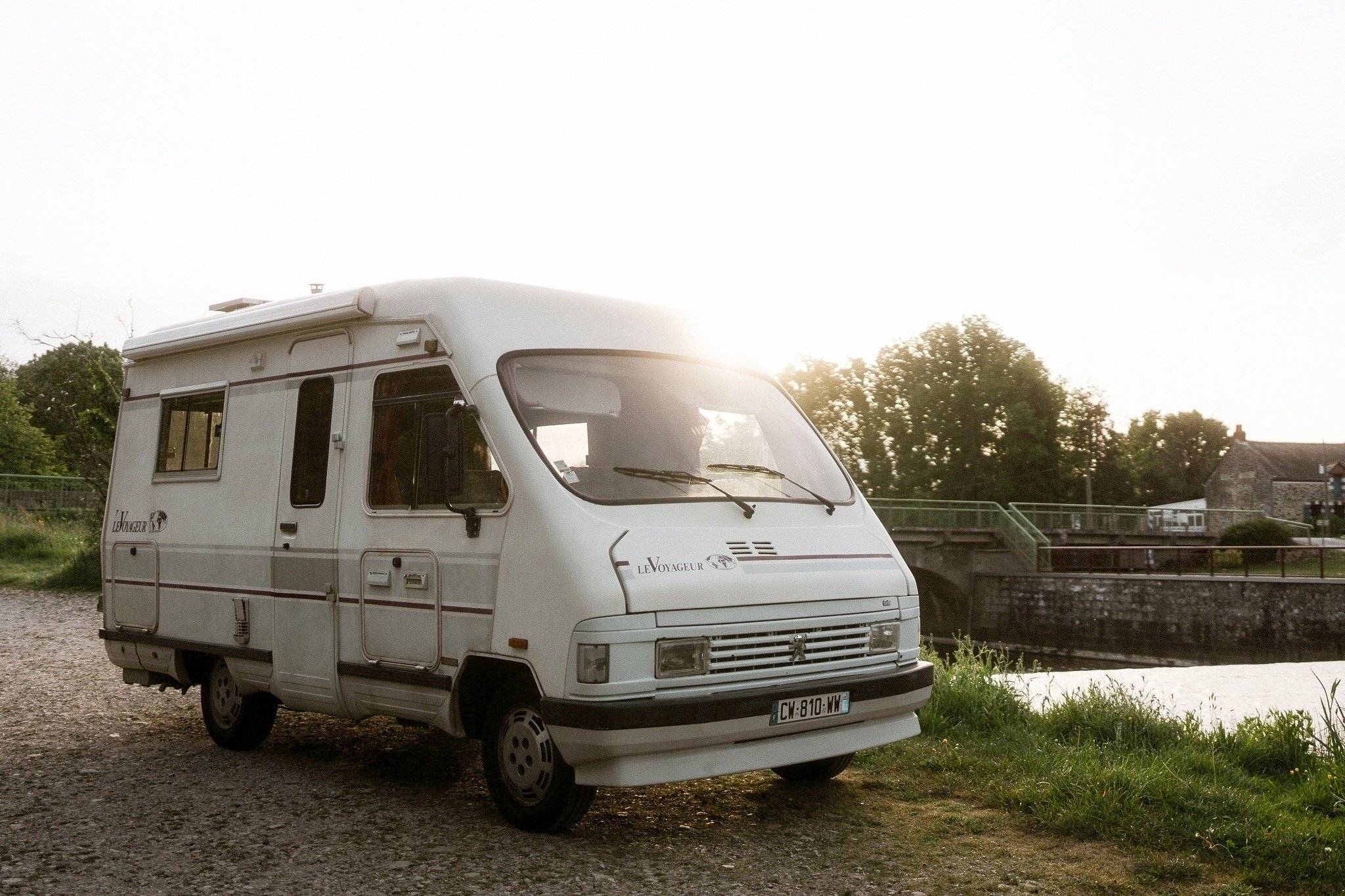 Vista del vehicle angle davanter Peugeot J5 - Yescapa