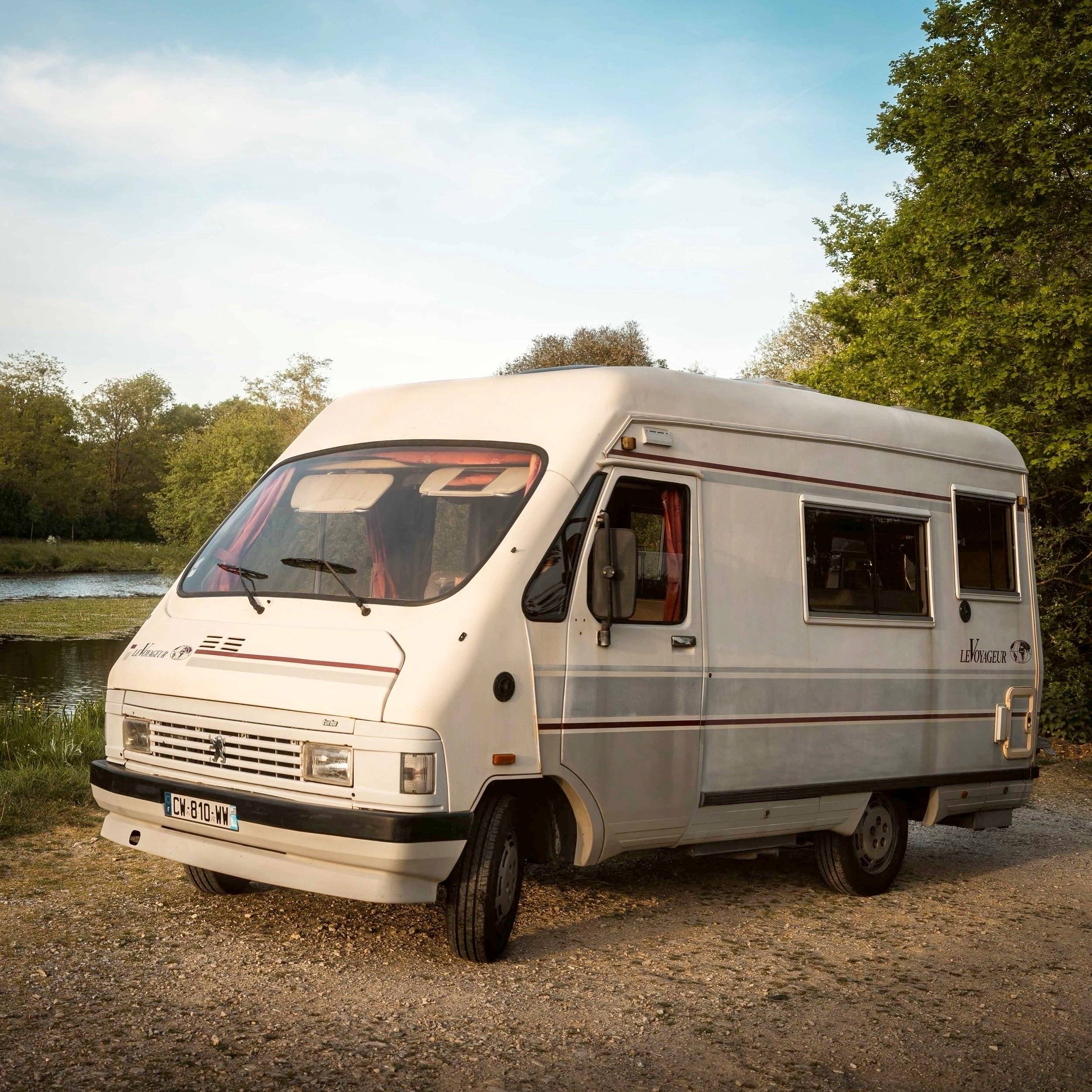 Vue avant de 3/4 Peugeot J5 - Yescapa
