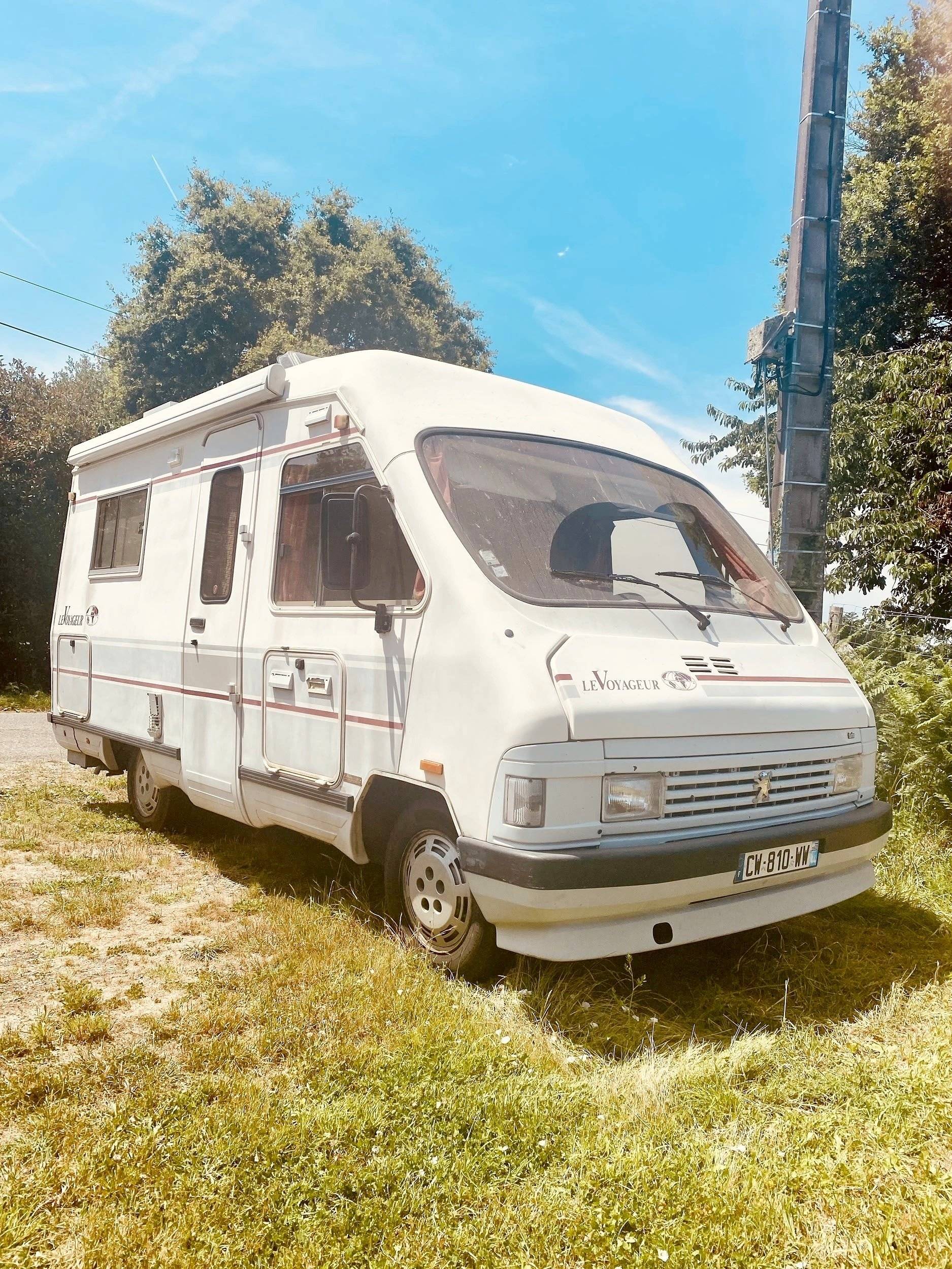 Vue avant de 3/4 Peugeot J5 - Yescapa