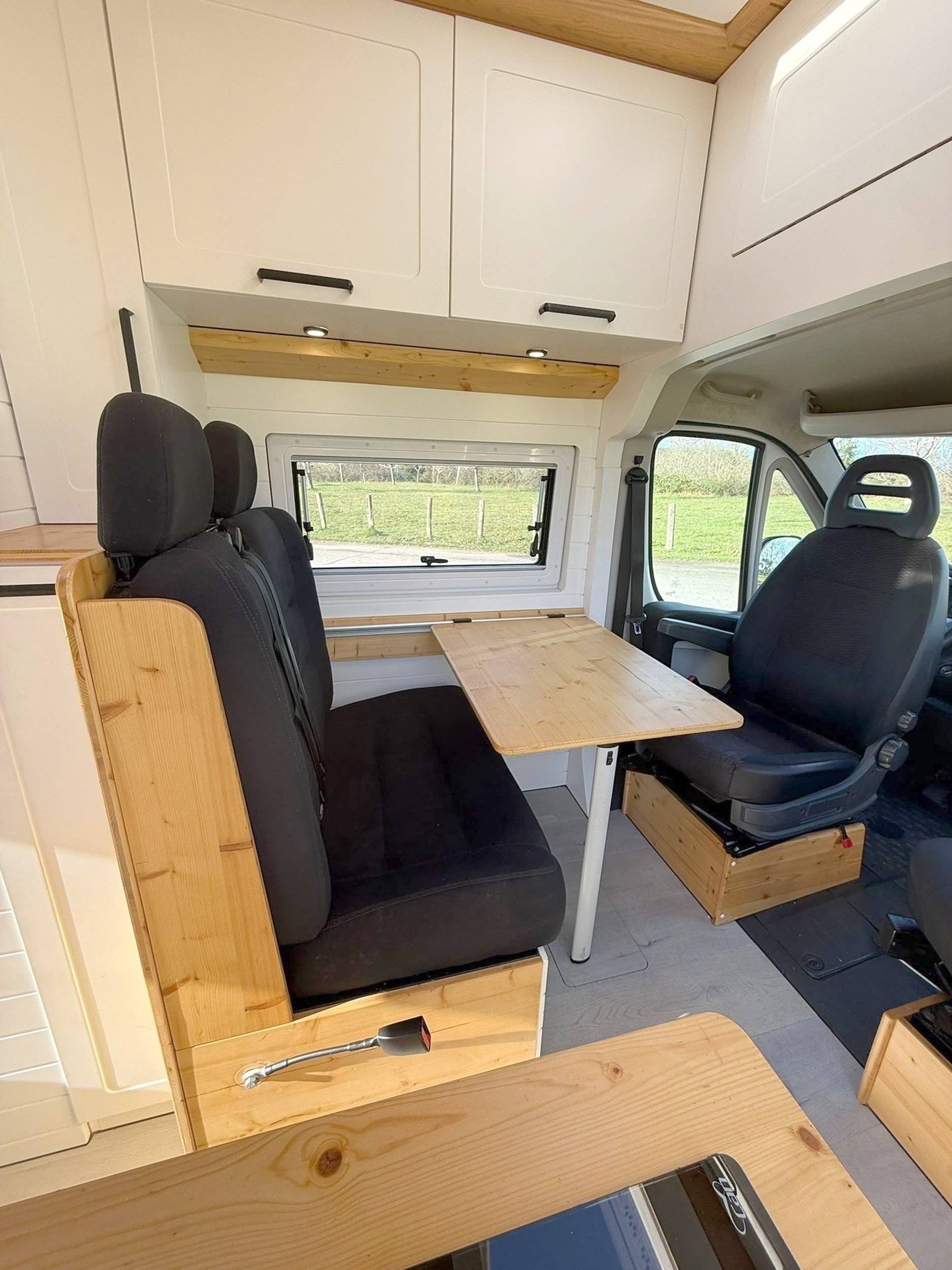 Dining Area Peugeot Boxer 2,0 l 130 ch - Yescapa