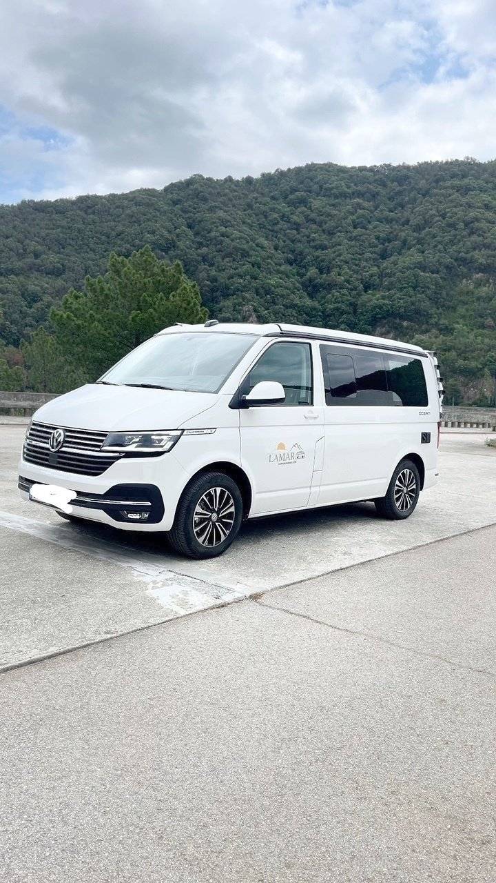Vista de 3/4 Volkswagen VOLKSWAGEN CALIFORNIA - Yescapa