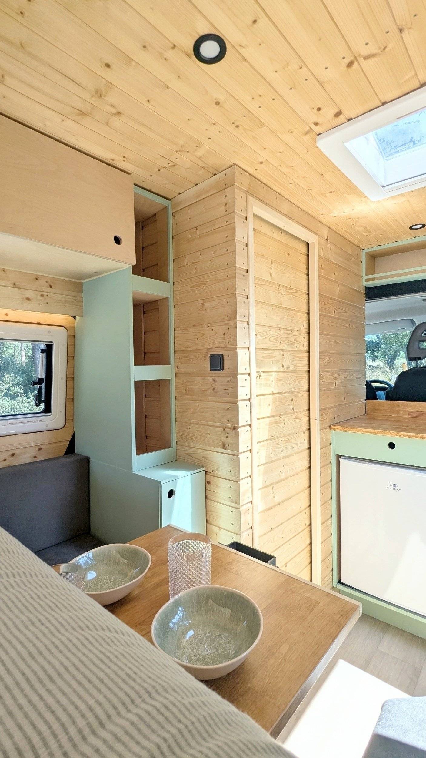 Vista frontale a ¾ Peugeot Boxer - Yescapa