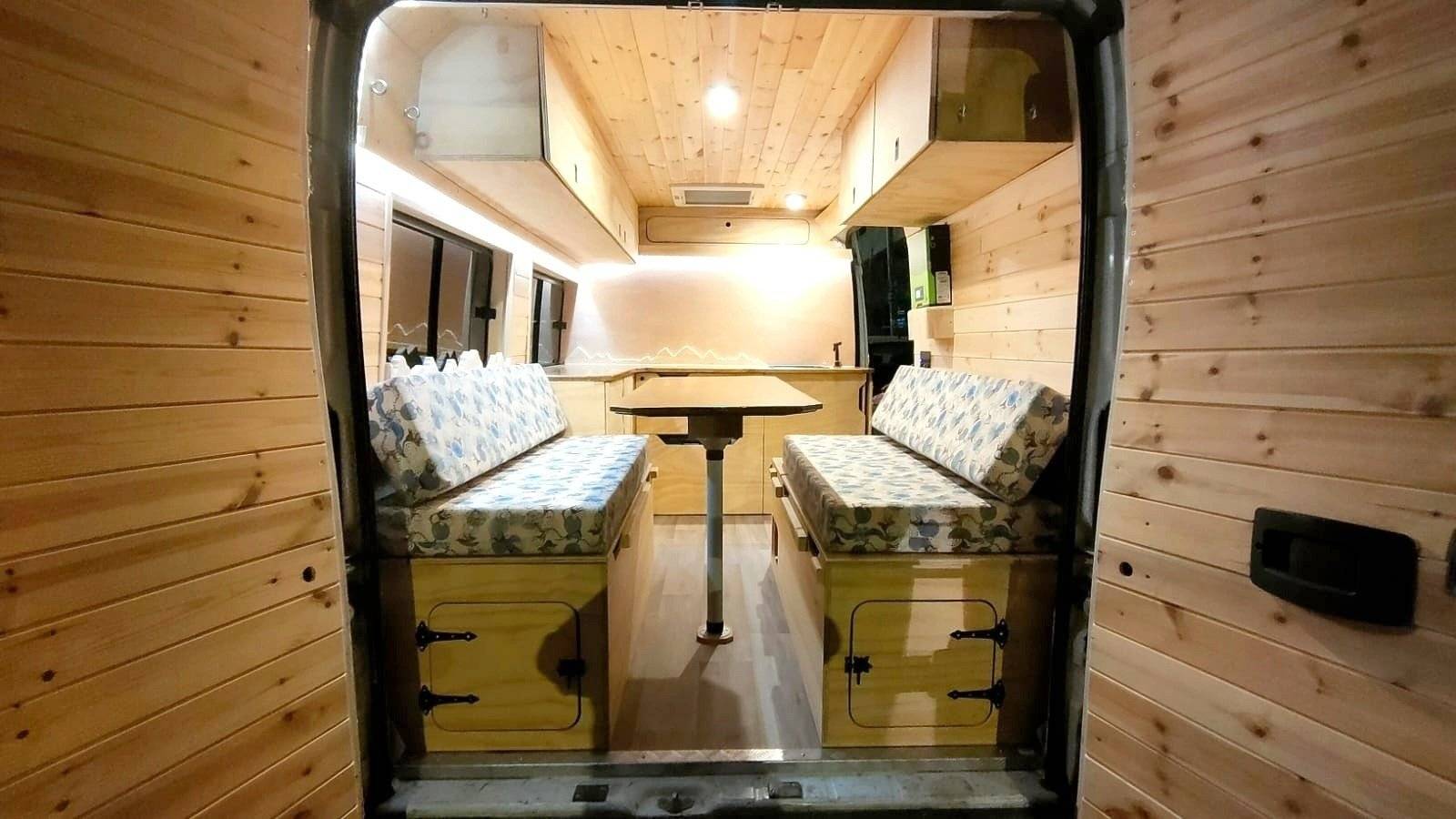Dining Area Citroën Jumper l2 h2 - Yescapa