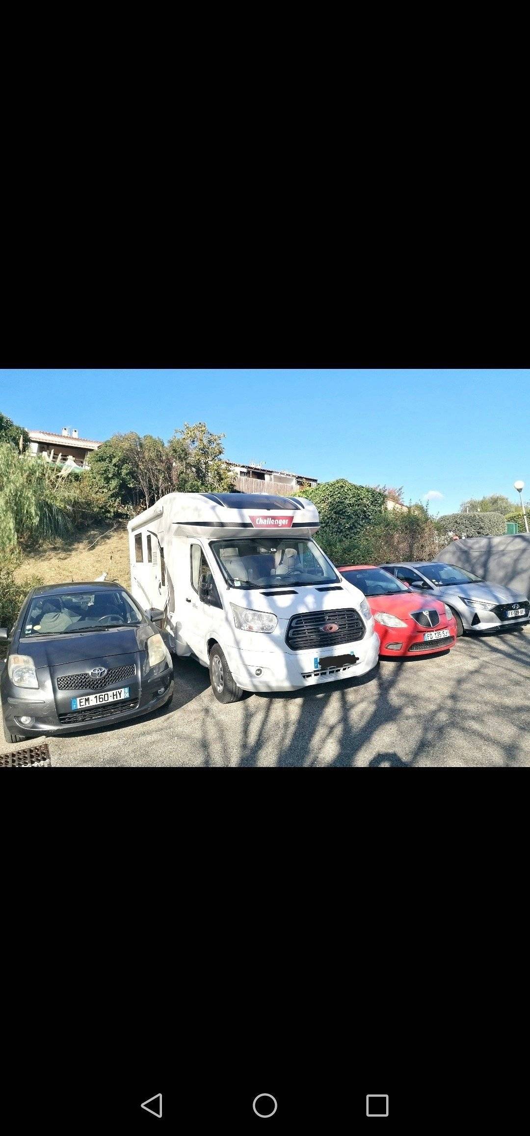 Vista del vehicle angle davanter Ford Challenger - Yescapa