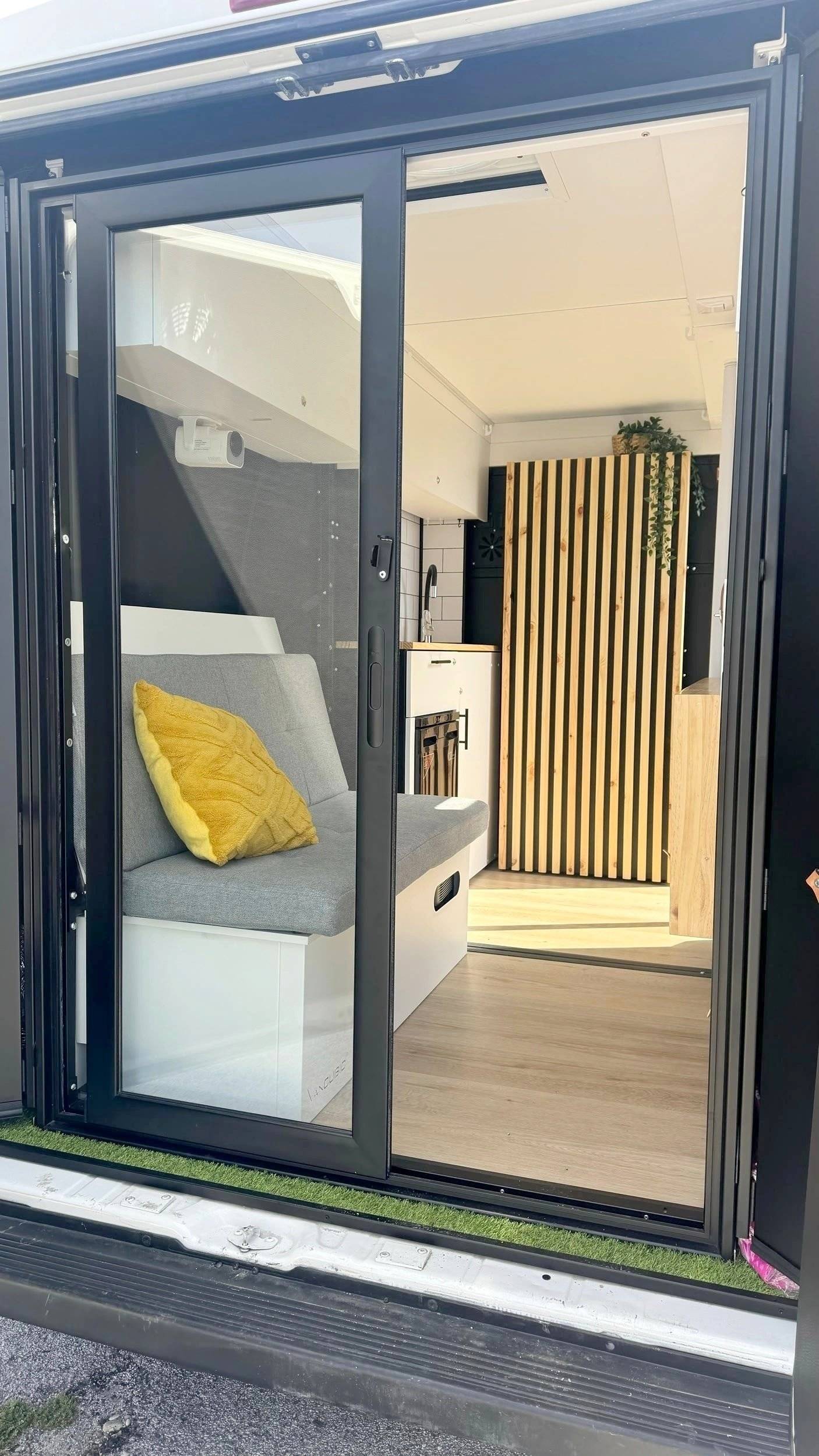 Front view from 3/4 Citroën Jumper 2,2 l 140 CV BLUE HDI - Yescapa