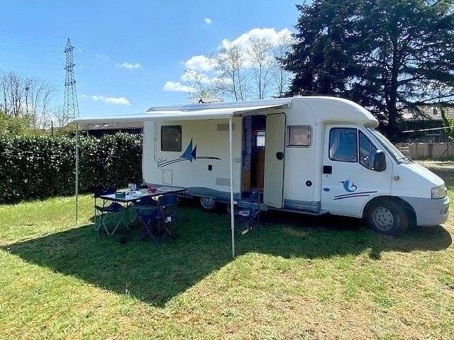 schräge Vorderansicht Fiat ducato 2.8 jtd chassis al-ko 128cv - Yescapa
