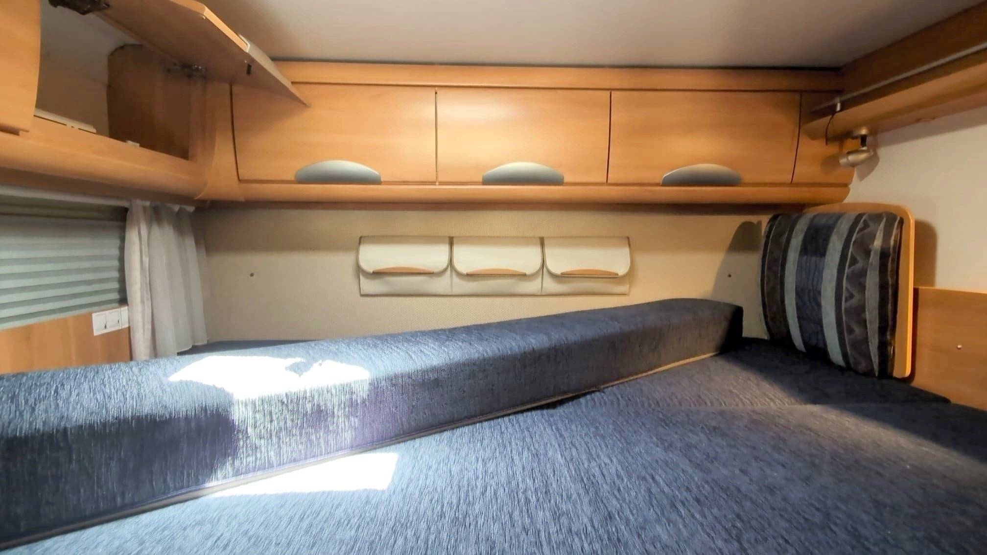 Plazas en cama Iveco Iveco 35c13 2800 td - Yescapa