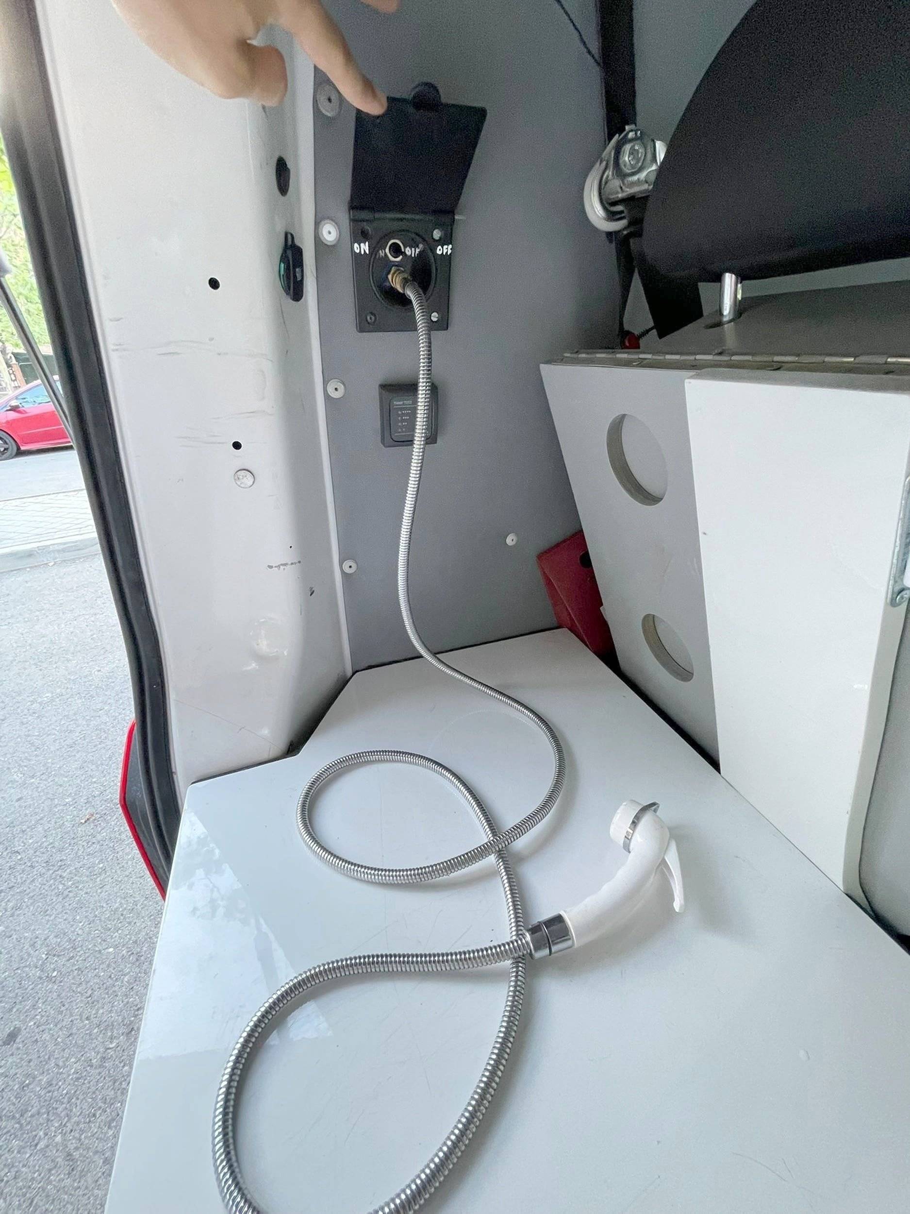 Dining Area Volkswagen Transporter T6.1  2,0 l 110ch - Yescapa