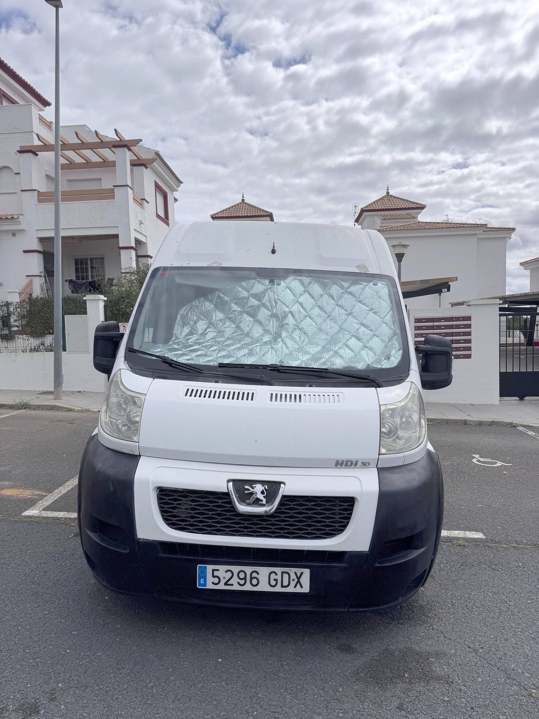 Vista del vehículo ángulo delantero Peugeot Boxer 3,0 HDI 160 ch - Yescapa