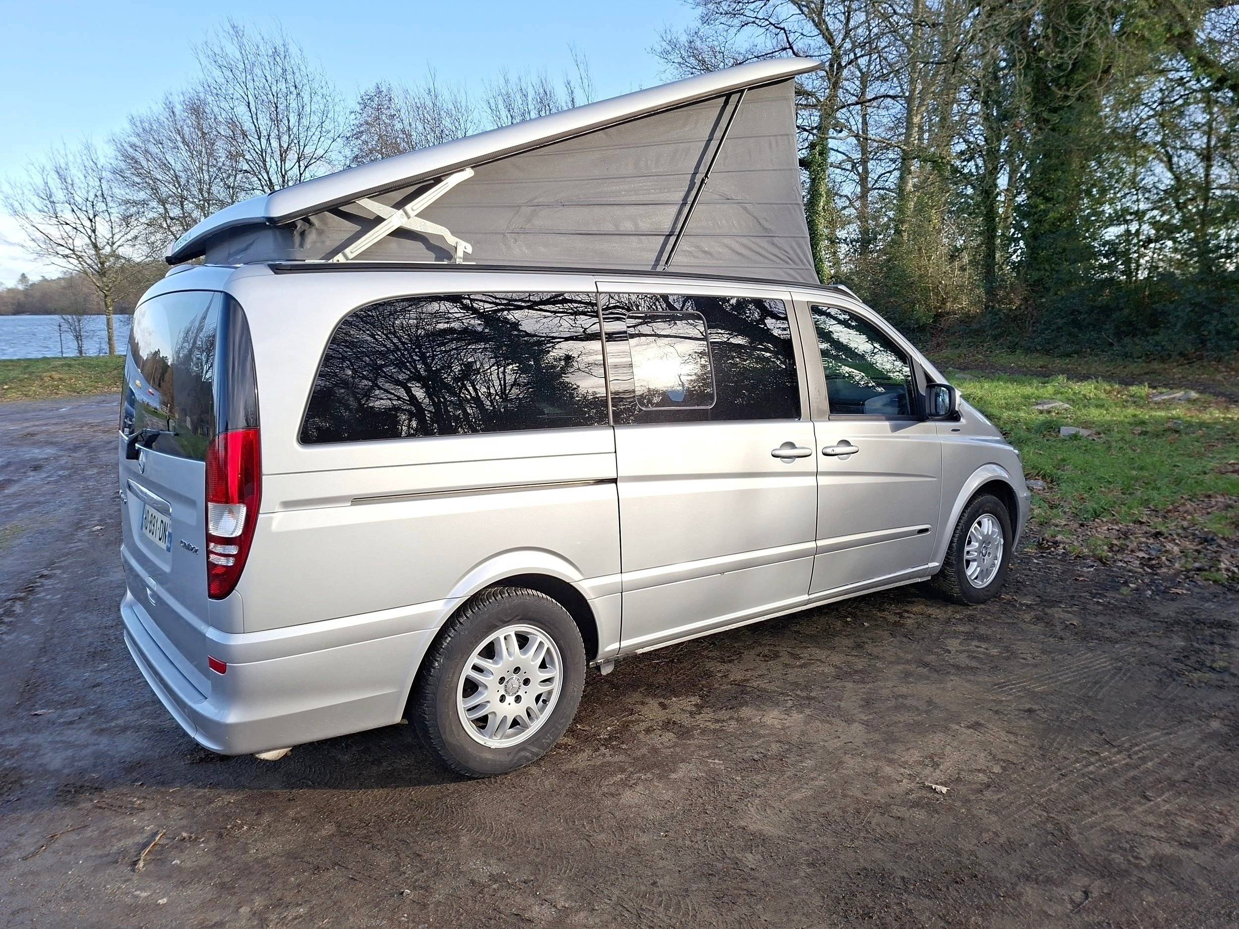Vista frontale a ¾ Mercedes Viano Marco polo 2,2 l 163 ch - Yescapa
