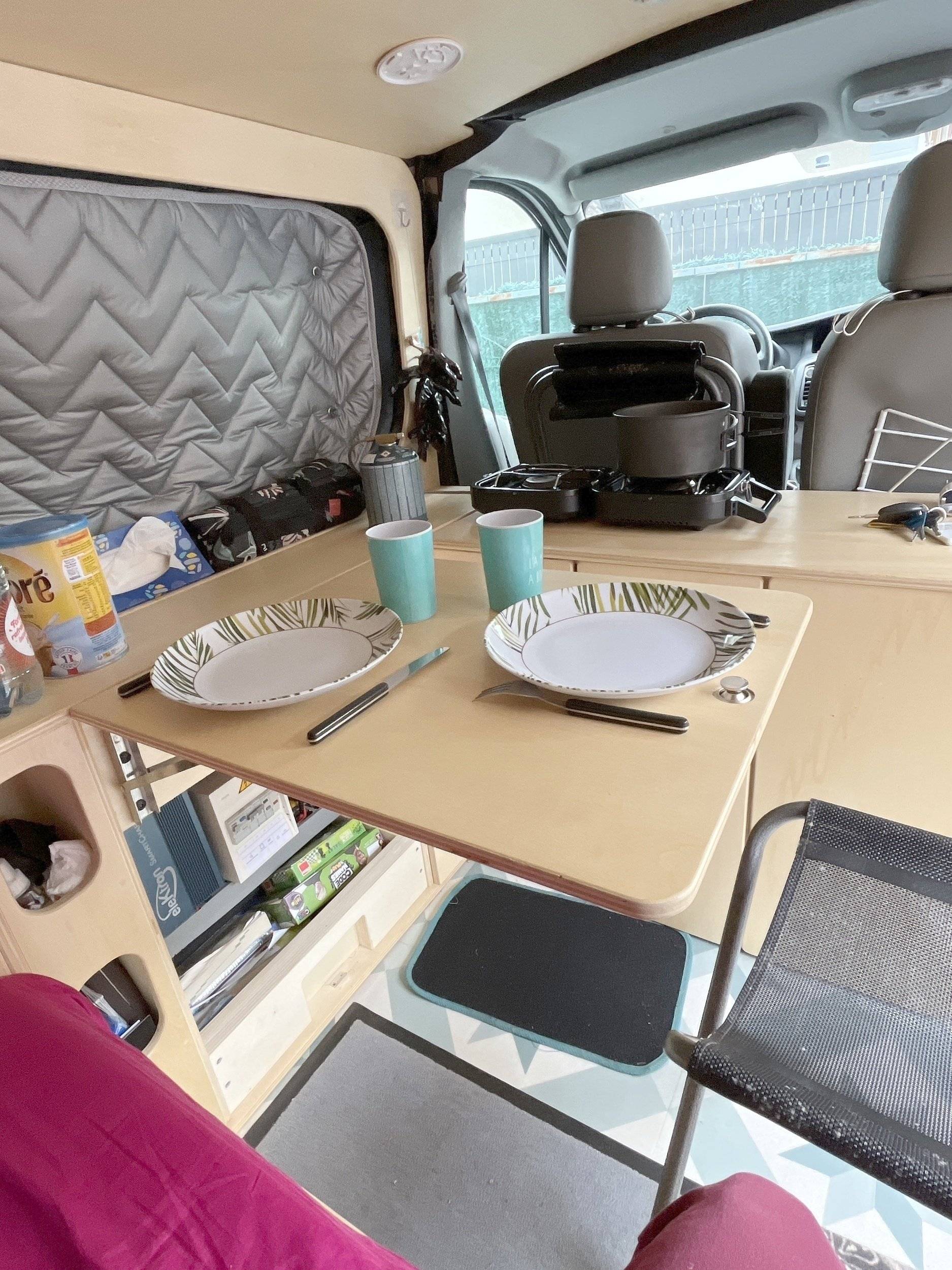 Dining Area Opel Vivaro 1,6 l 120 ch - Yescapa