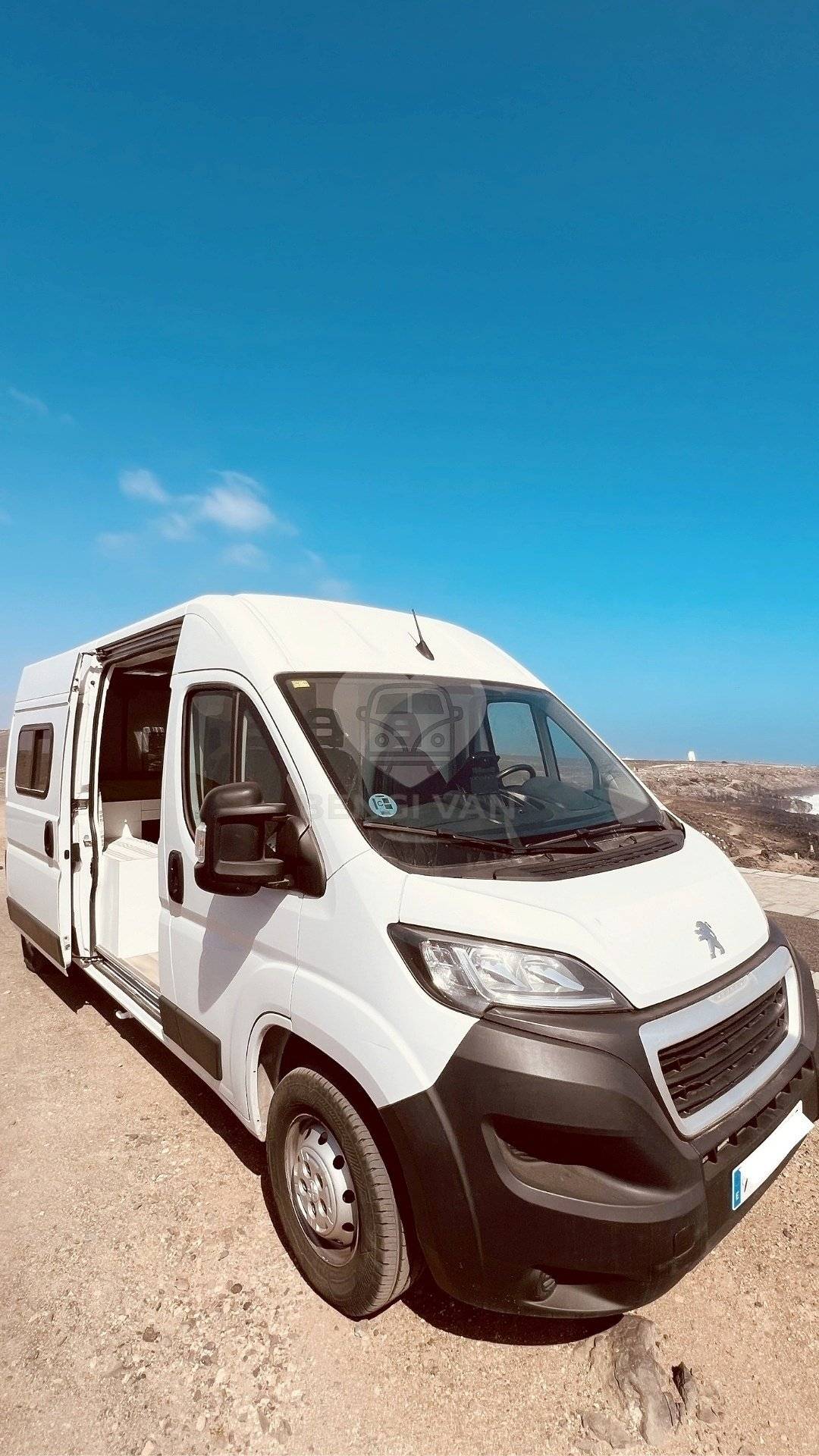 Vista del vehicle angle davanter Peugeot BOXER L2H2 - Yescapa