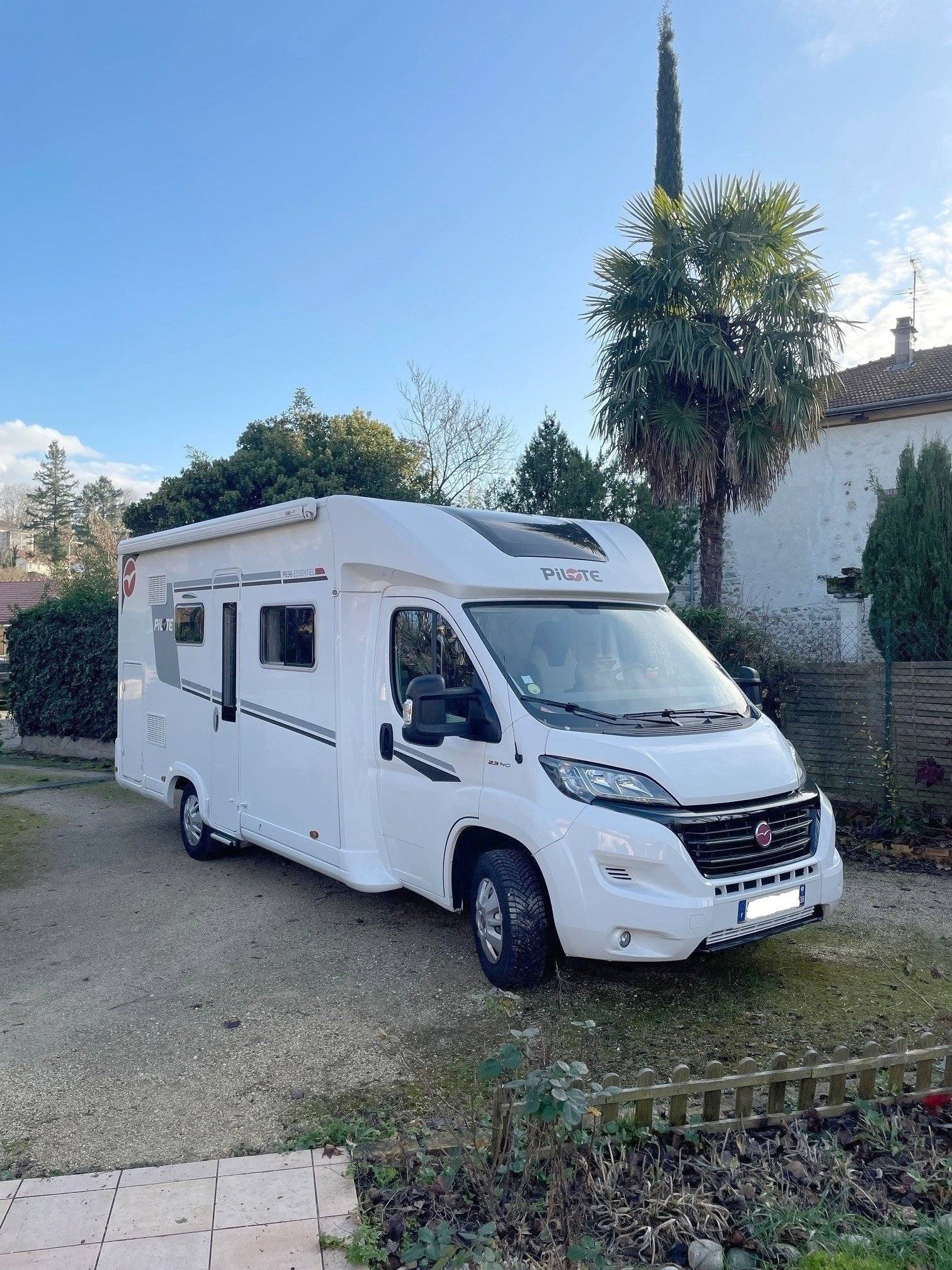 Front view from 3/4 Fiat Ducato - Yescapa