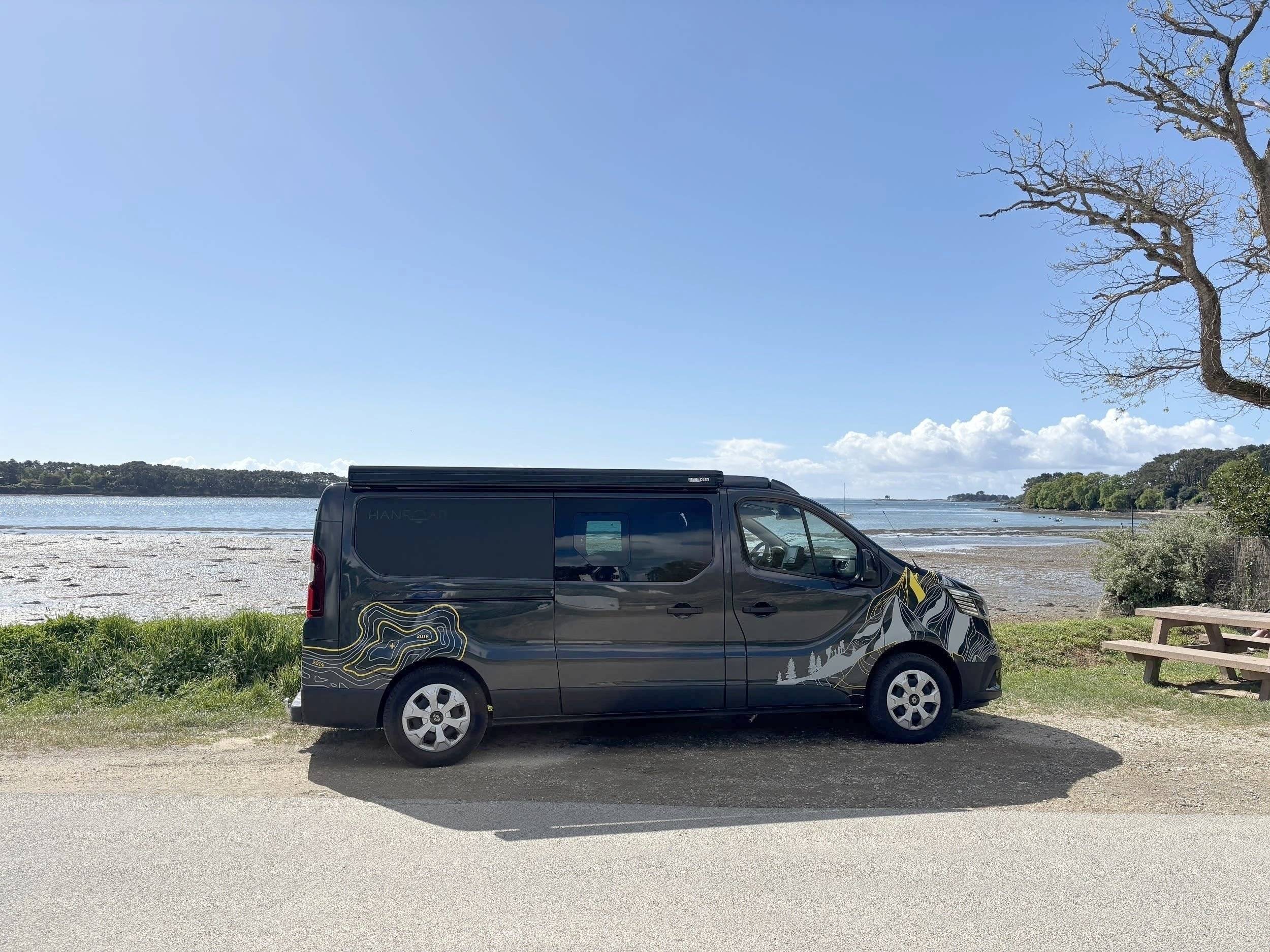Front view from 3/4 Renault TRAFIC - Yescapa