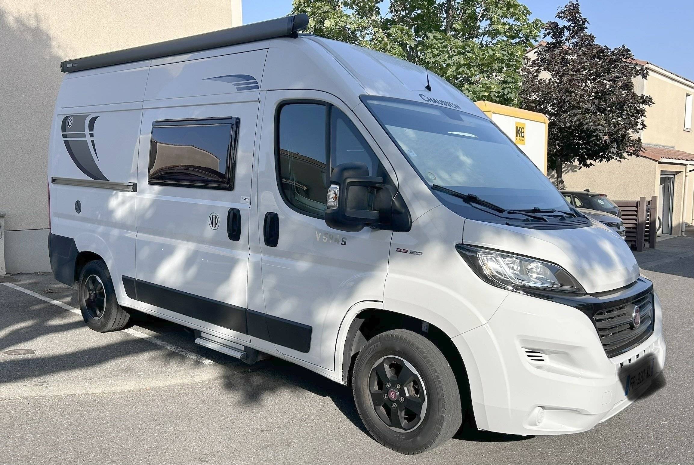 schräge Vorderansicht Fiat 2,3 l 120 ch - Yescapa