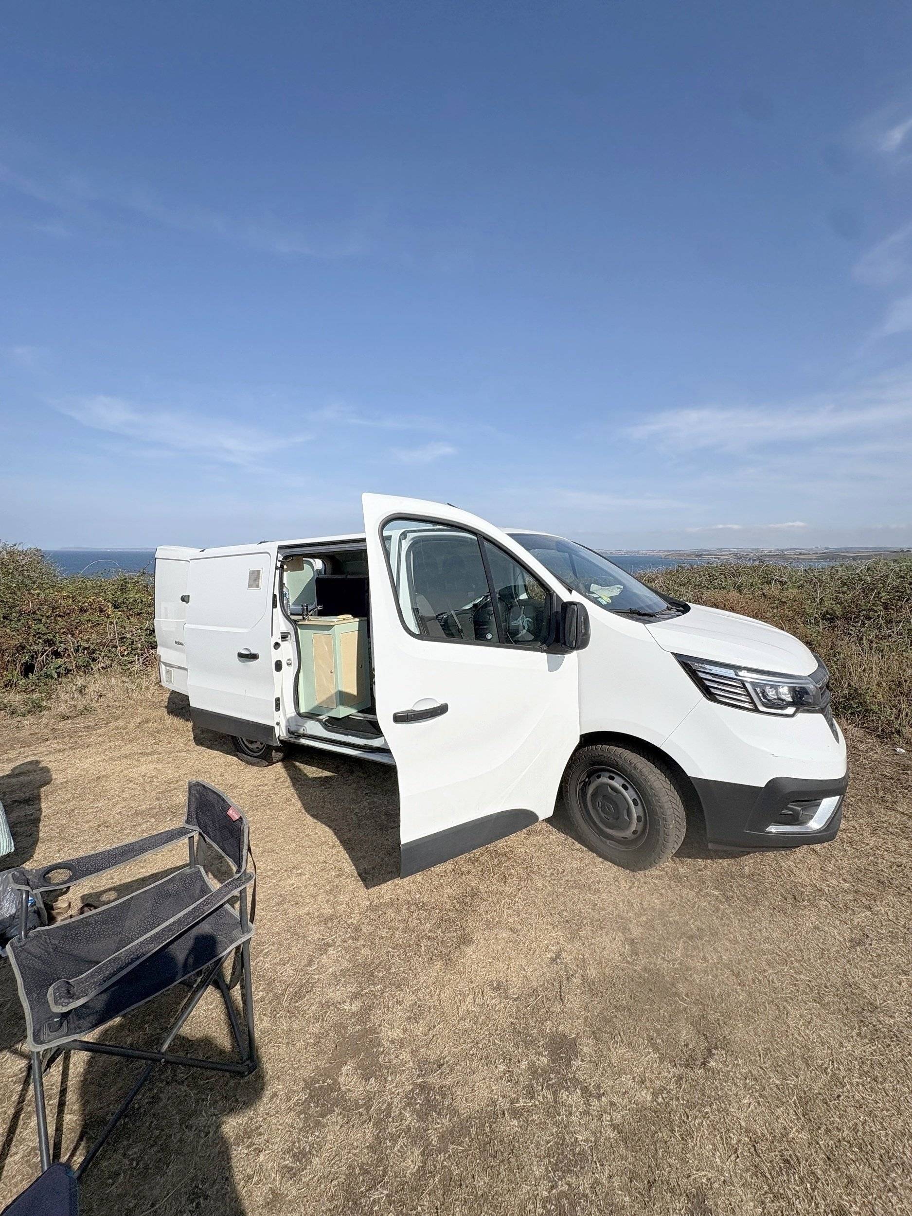 Vista del vehicle angle davanter Renault - Yescapa