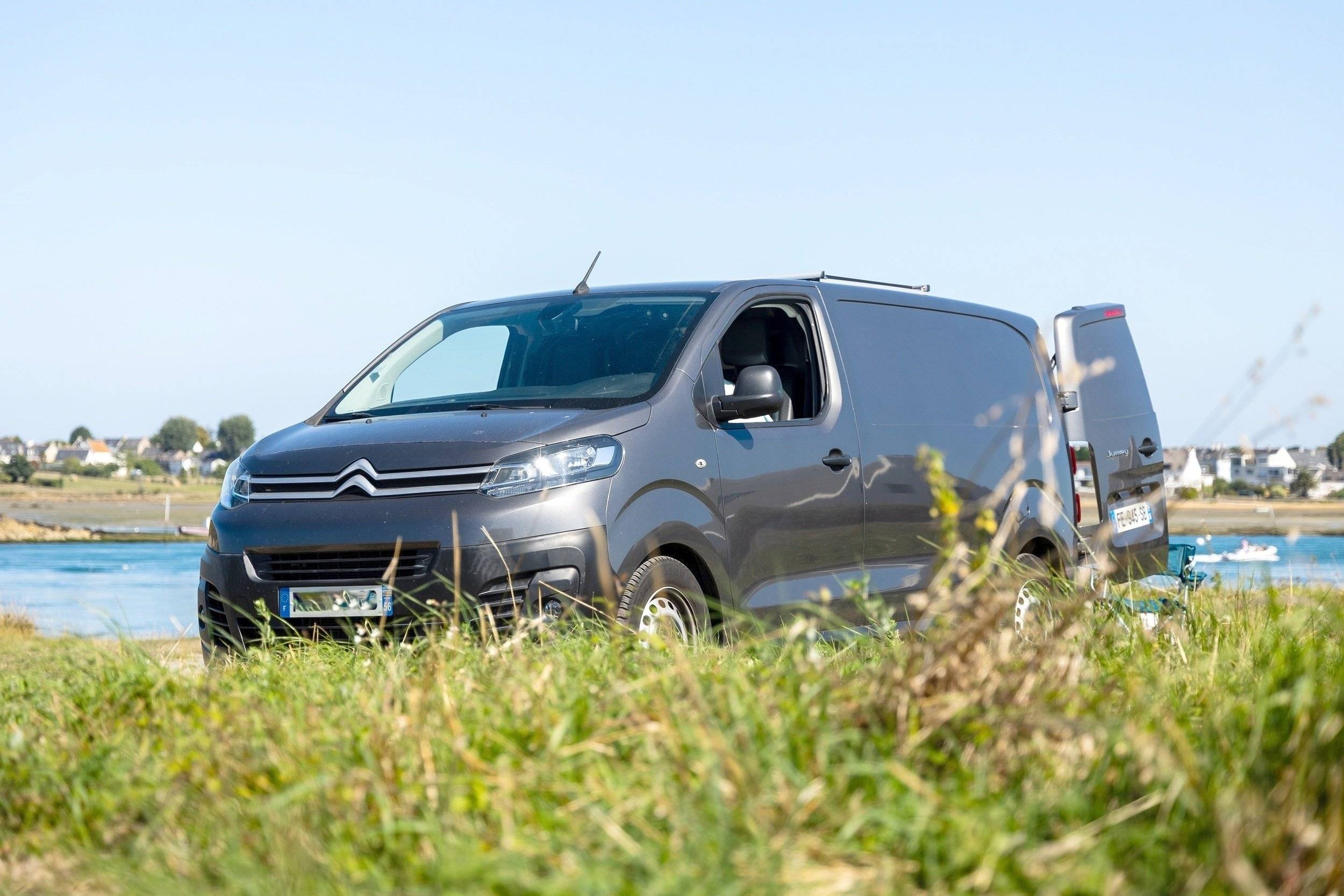 schräge Vorderansicht Citroën Jumpy - Yescapa