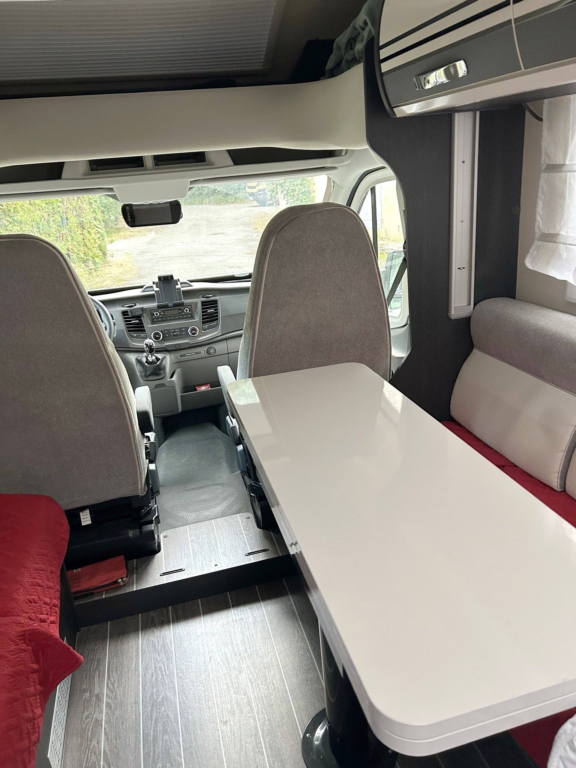 Dining Area Ford Transit 2,0 l 170 ch - Yescapa