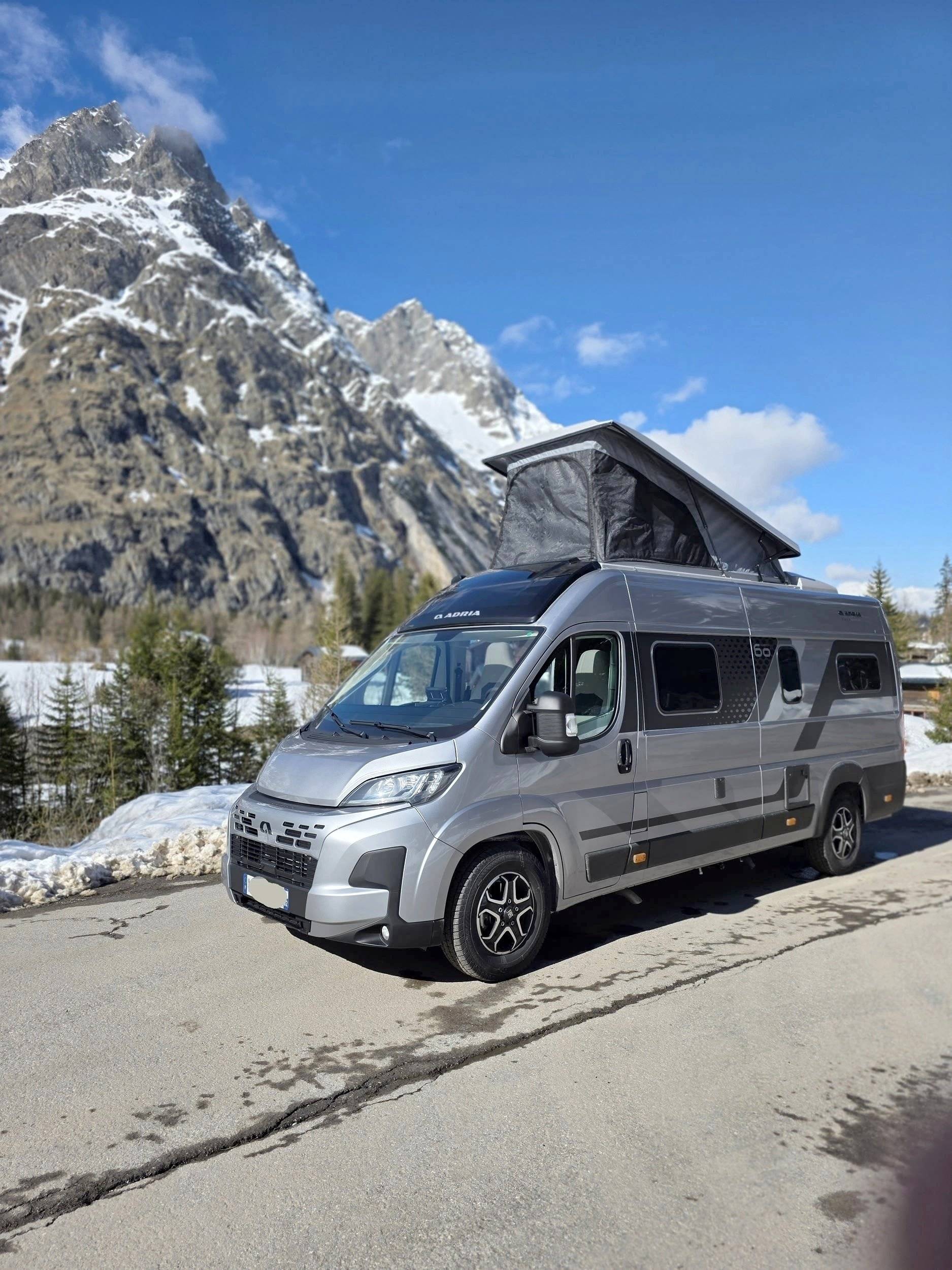 Vista frontale a ¾ Fiat Fiat Adria 140 CV - Yescapa