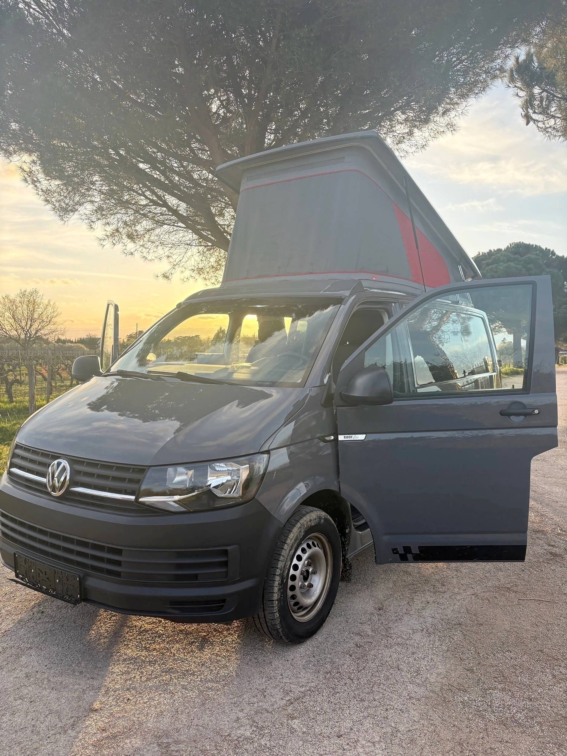schräge Vorderansicht Volkswagen Transporter 2,0 l 102 ch - Yescapa