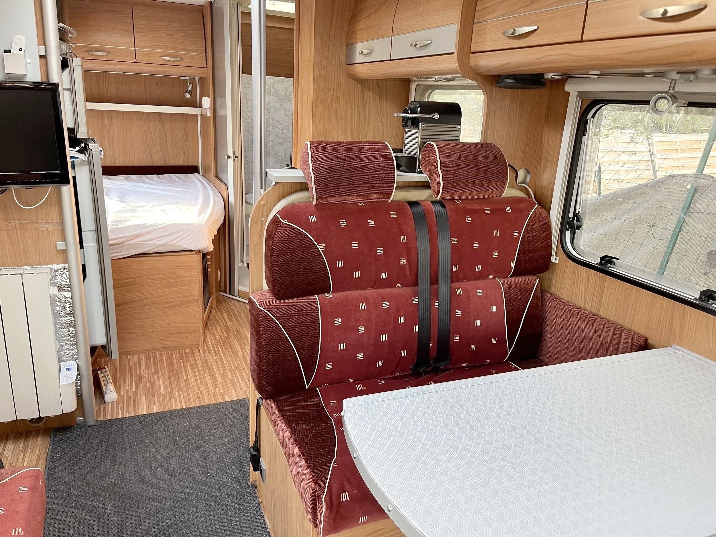 Dining Area Fiat Ducato 2,3 l 130 ch. - Yescapa