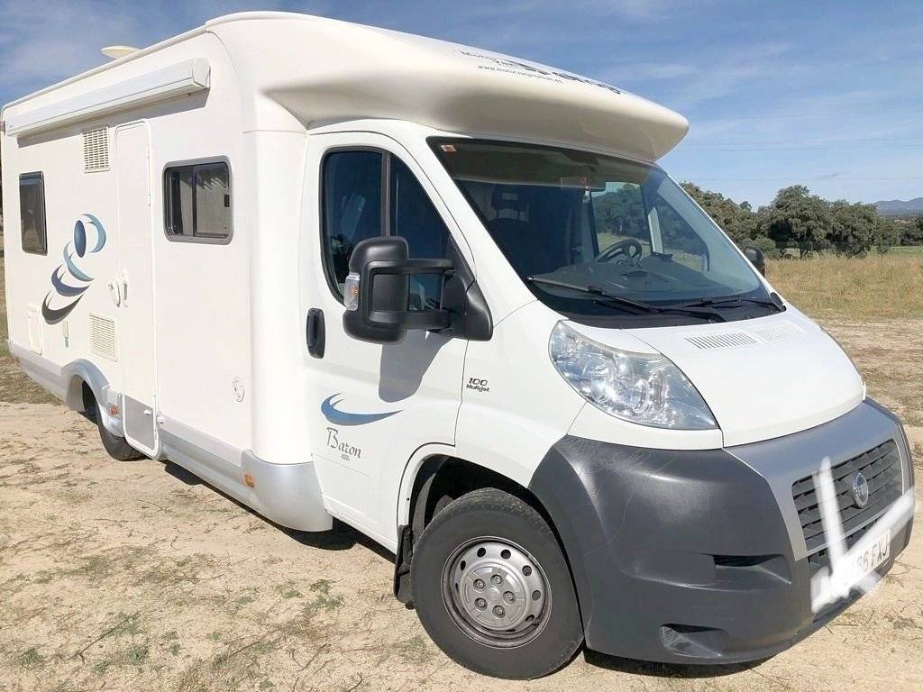 schräge Vorderansicht Fiat Fiat Ducato 2.2 Multijet 100PS - Yescapa