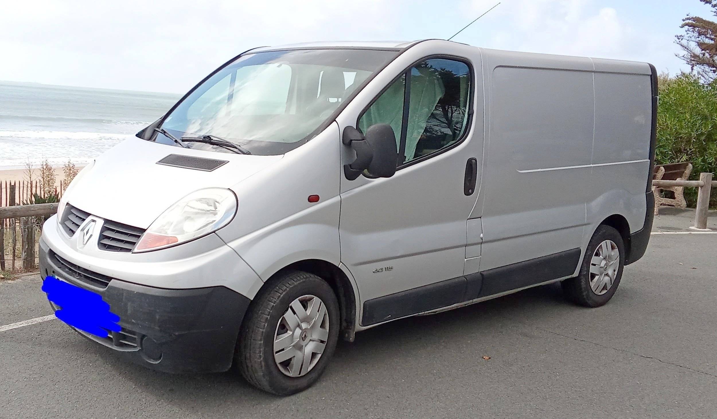 Vue avant de 3/4 Renault 2,0 l dCi 115 ch - Yescapa