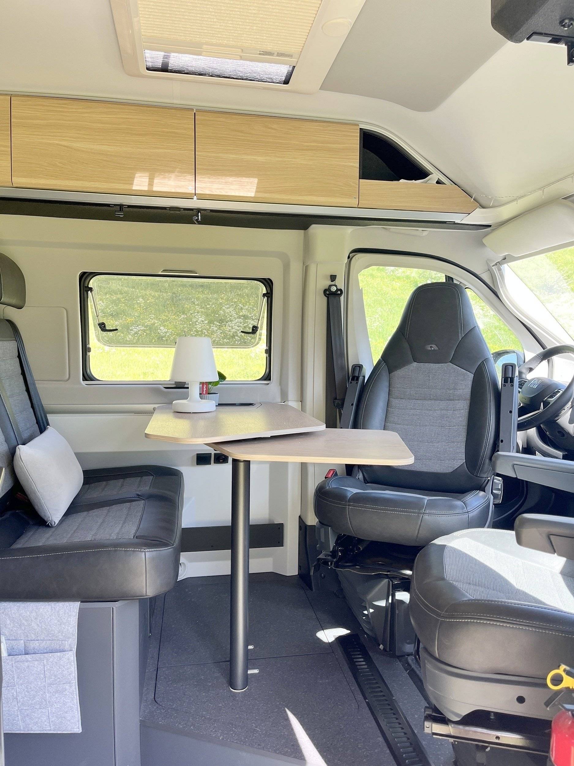 Dining Area Fiat Ducato 2,2 l Multijet 130 ch. - Yescapa