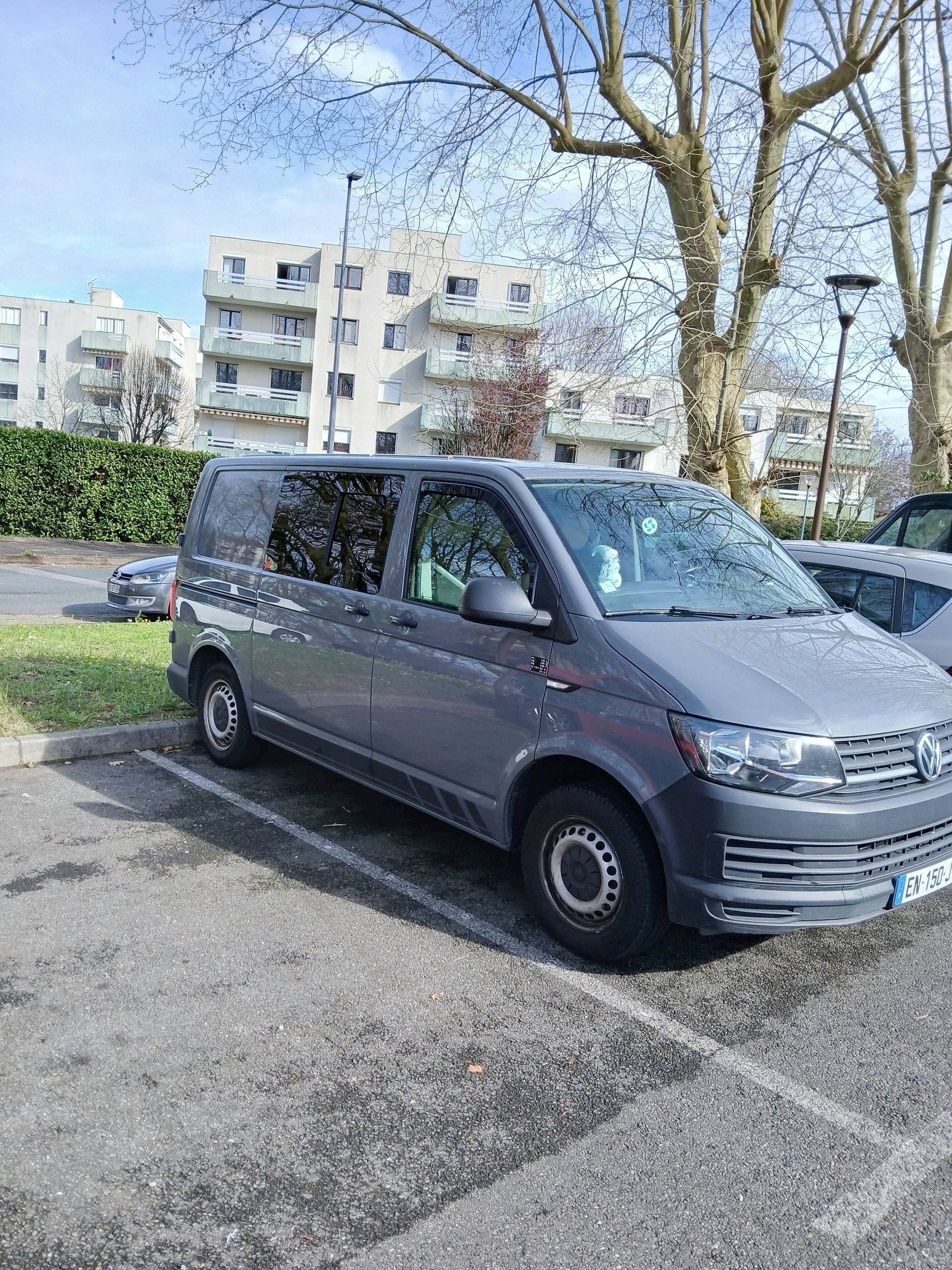 Vista del vehicle angle davanter Volkswagen Transporter T6 2,0 l 150ch - Yescapa
