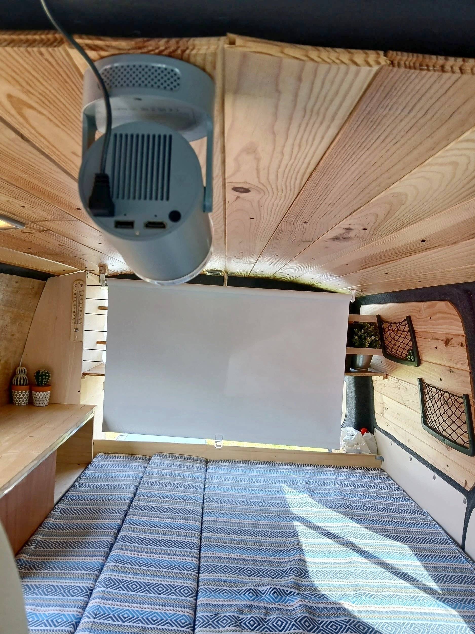 Front view from 3/4 Volkswagen Transporter T6 2,0 l 150ch - Yescapa