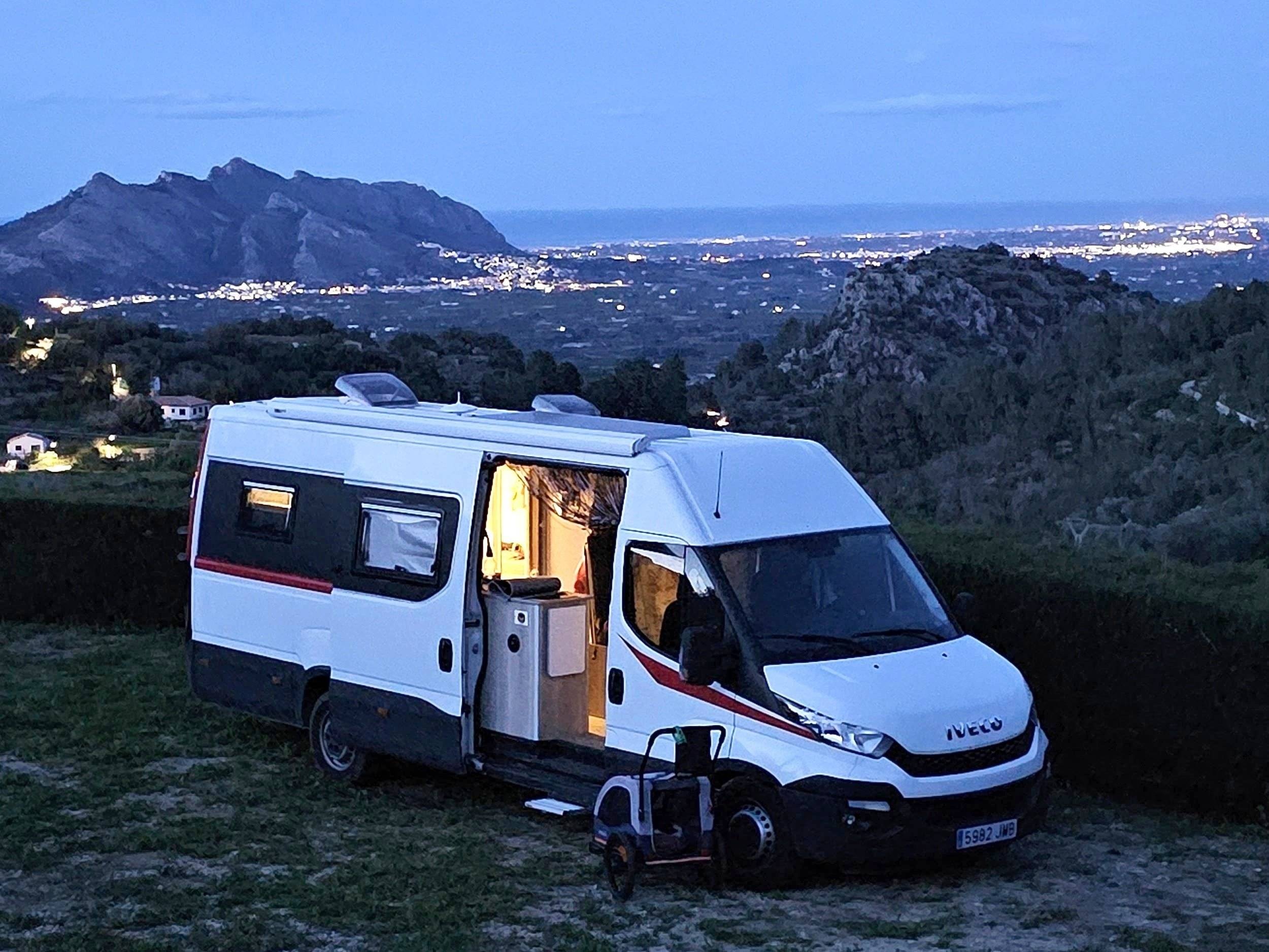 Vista del vehículo ángulo delantero Iveco Daily 3,0 l 150 ch - Yescapa