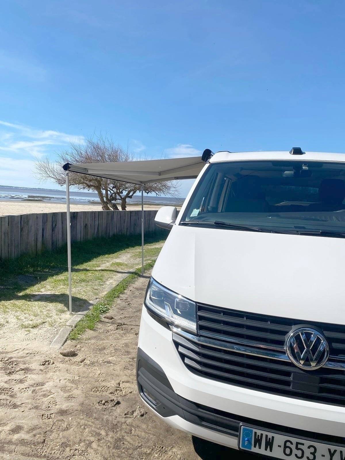 Vista frontale a ¾ Volkswagen VOLKSWAGEN CALIFORNIA - Yescapa