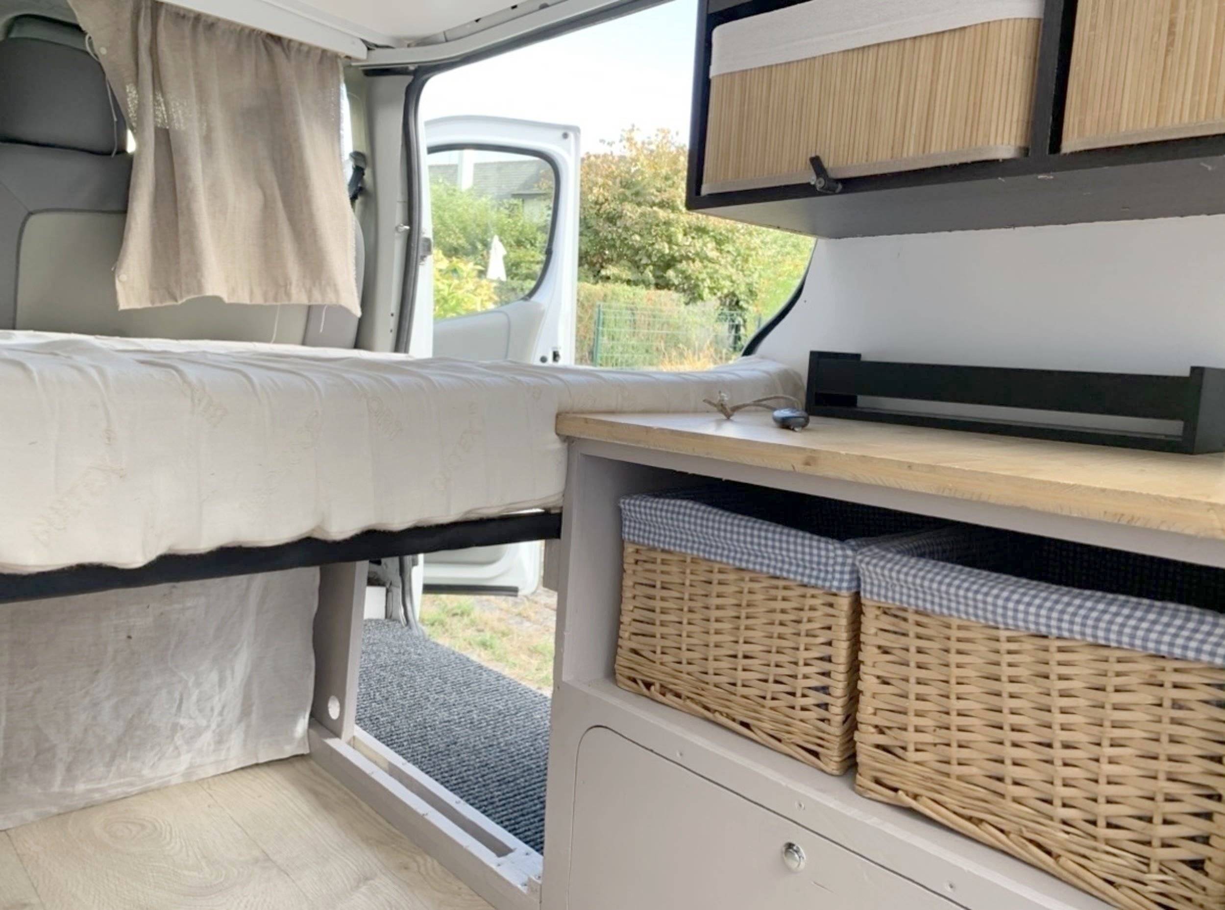 Dining Area Renault Trafic 1.9 Dci 100cv - Yescapa