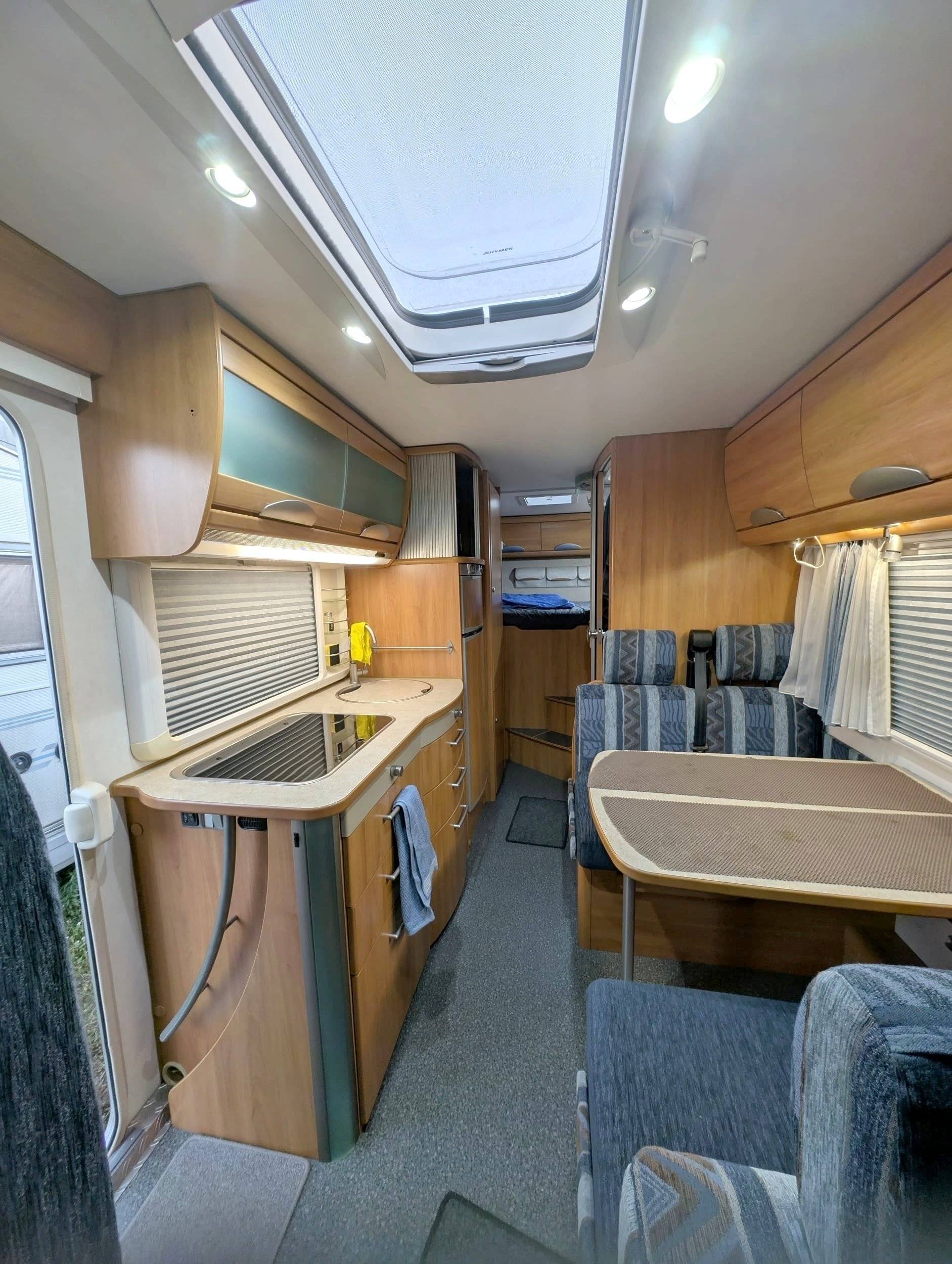 Dining Area Iveco Iveco 35c13 2800 td - Yescapa