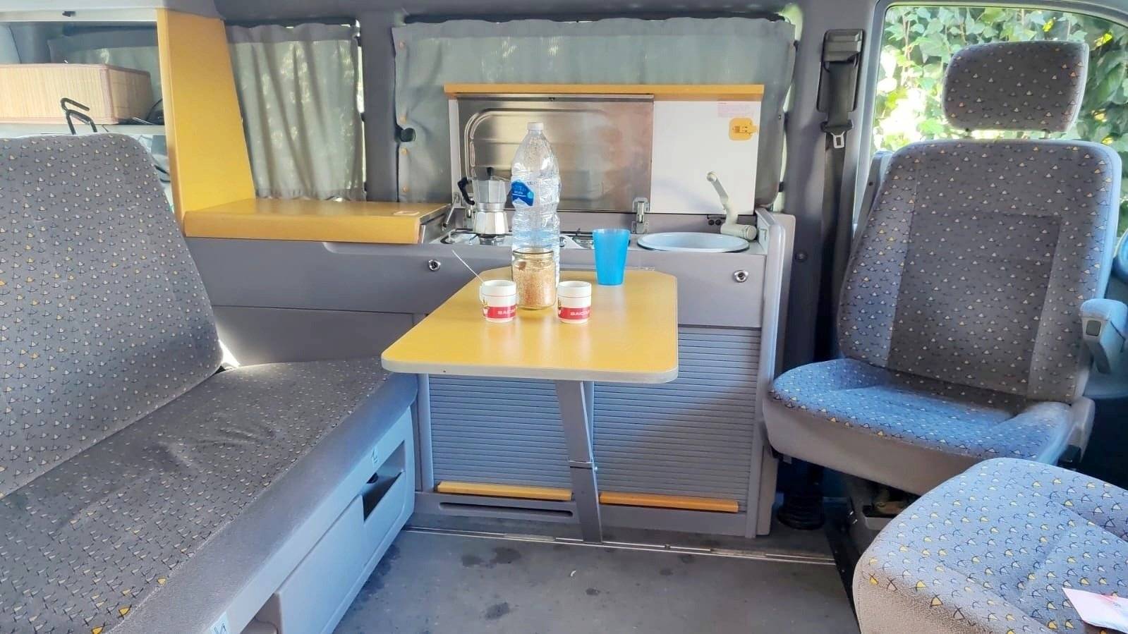 Dining Area Mercedes Mercedes vito - Yescapa