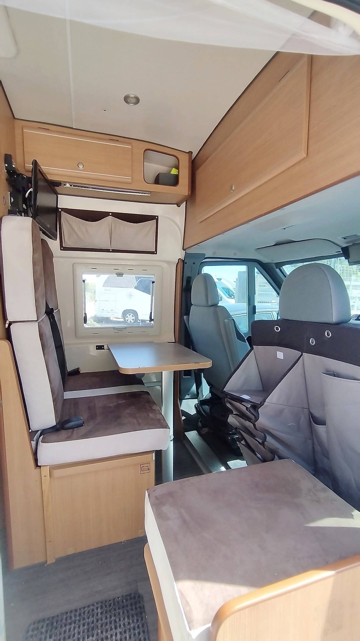 Menjador Ford Transit 2,2 l 125 ch - Yescapa