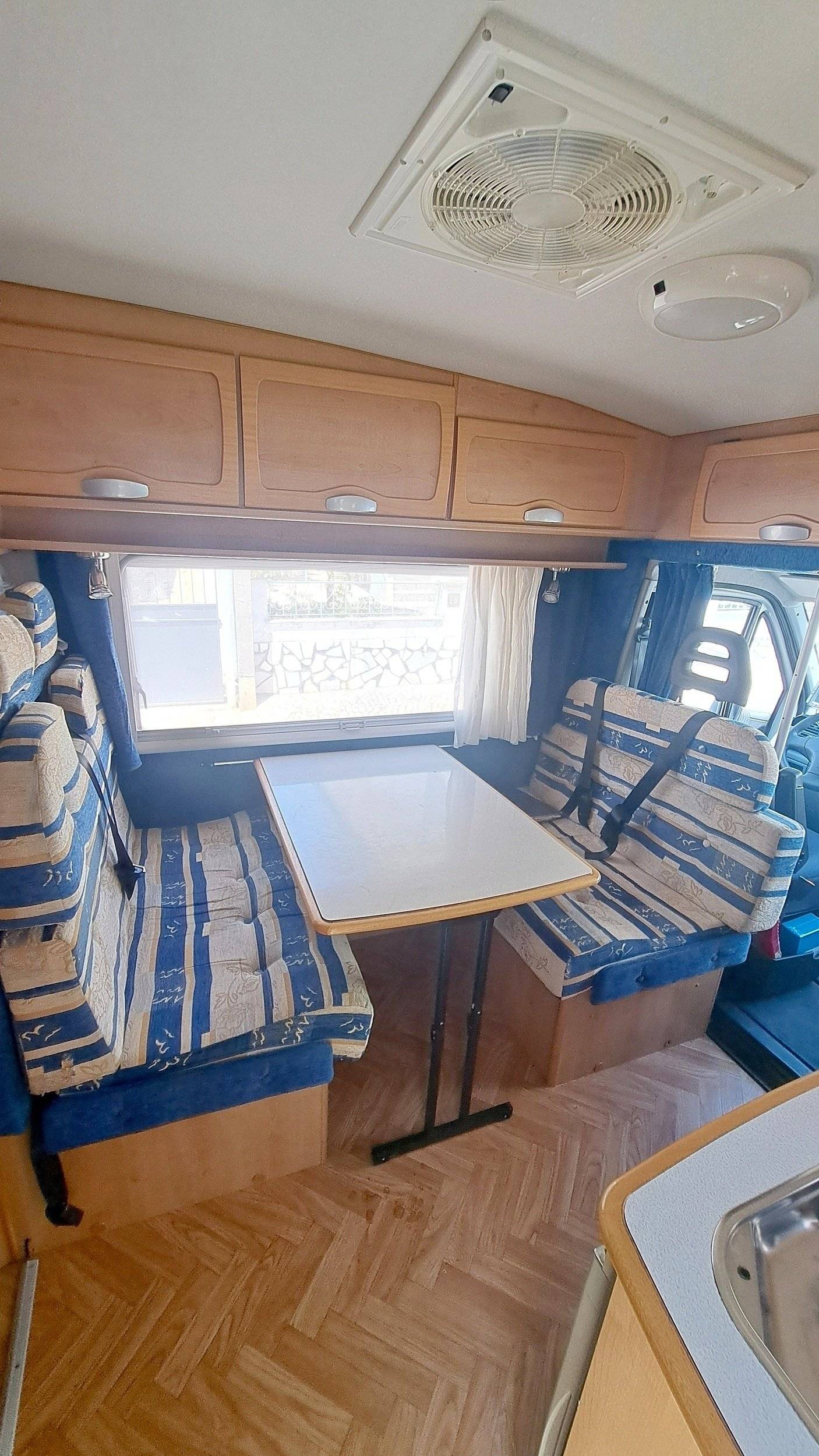 Dining Area Fiat Fiat ducato 2.8l JTD - Yescapa