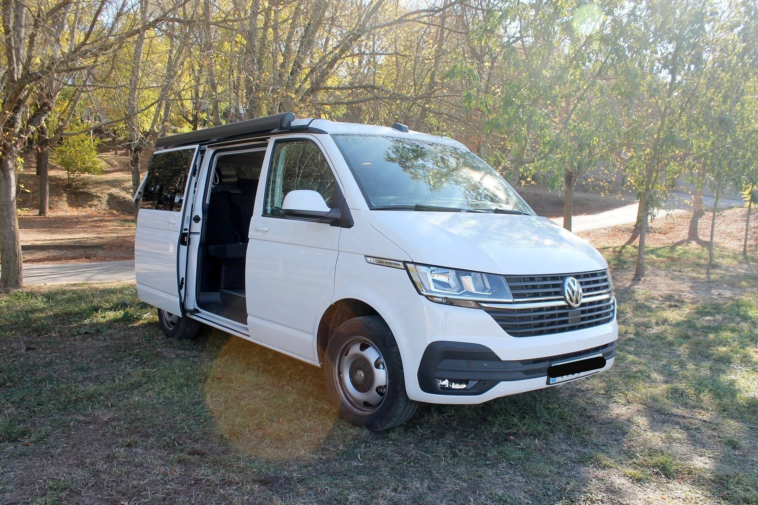 Front view from 3/4 Volkswagen Volkswagen T6.1 California Coast 150 DSG - Yescapa